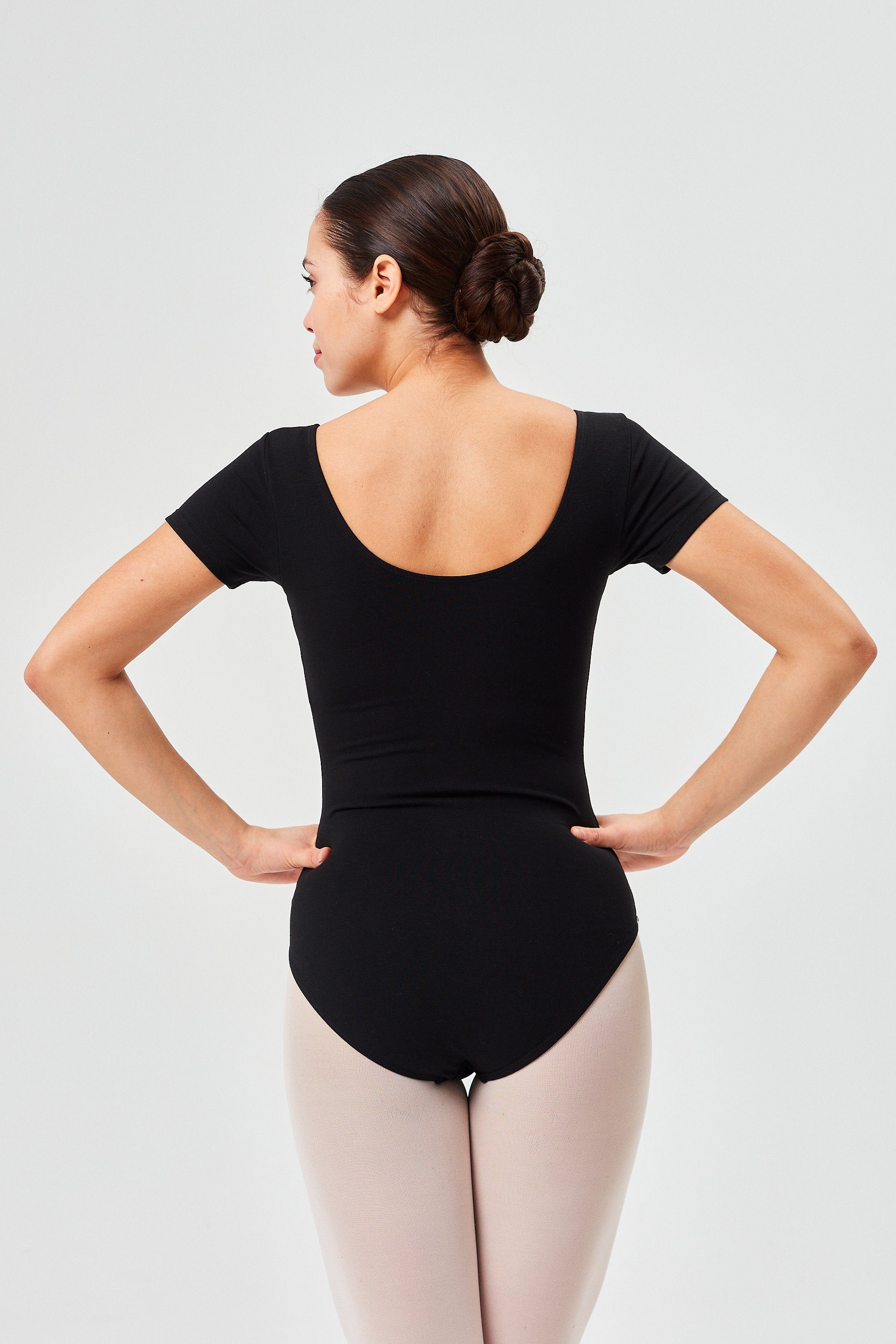 tanzmuster Body Damen Ballettanzug Fenja mit kurzen Ärmeln Ausschnitt mit eleganter Raffung