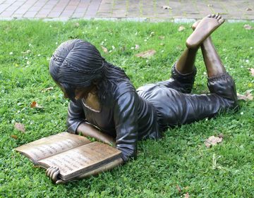 Bronzeskulpturen Skulptur Bronzefigur liegendes Mädchen mit Buch Gartendekoration