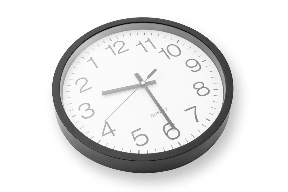 Goods+Gadgets Wanduhr Rückwärts laufende Uhr (Ostfriesen Uhr)