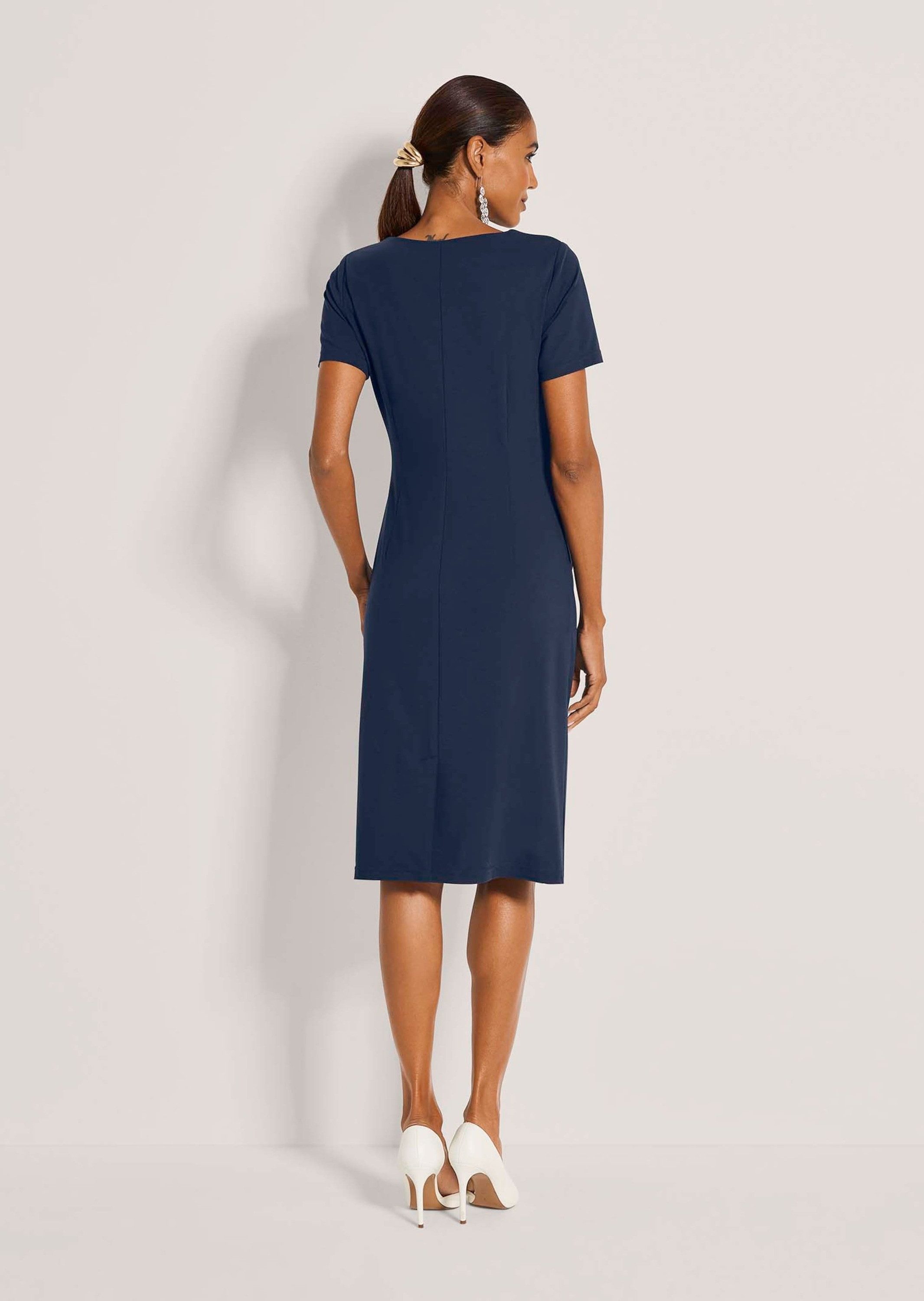 MADELEINE Midikleid Viskosekleid mit asymmetrischen Falten Jerseykleid mit Rundhals, Gehschlitz, Kurzarm und Knielänge