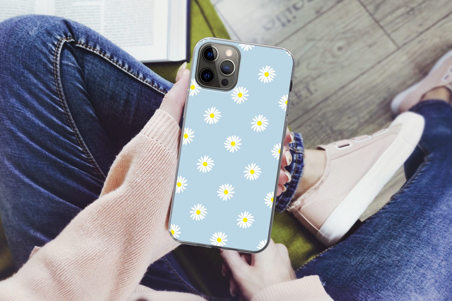 MuchoWow Handyhülle für Apple iPhone 12 Pro Gänseblümchen - Pastell - Weiß - Blau - Blumen, Smartphone-Bumper, Print, Handy Schutzhülle Dünn