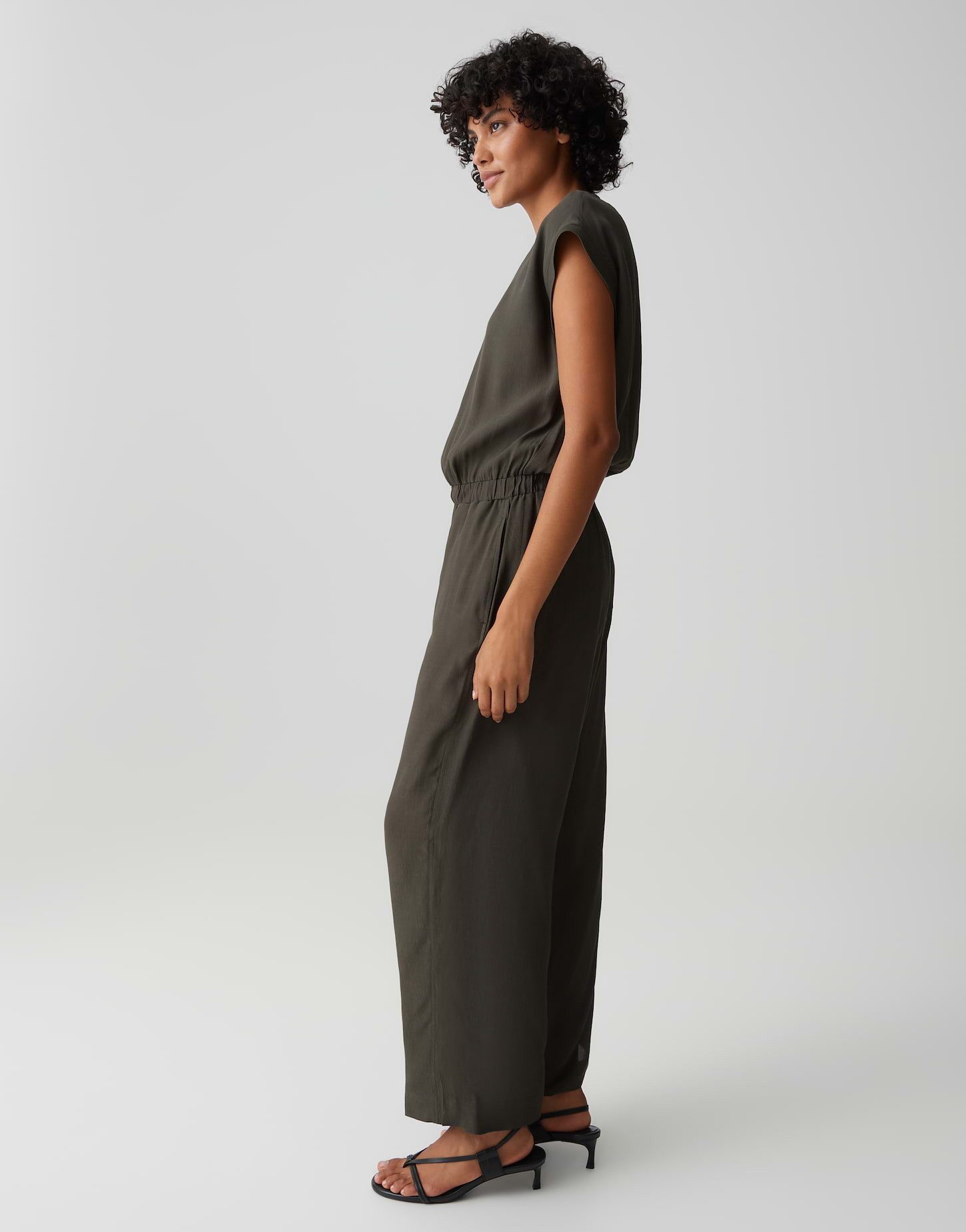 OPUS Jumpsuit MYLEA RIB mit Crêpe-Struktur Rippbündchen und Nahttaschen ergänzen den Look – Bild 5 von 5