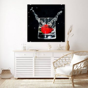 Primedeco Glasbild Wandbild Quadratisch Erdbeere in Wasserglas mit Aufhängung, Früchte