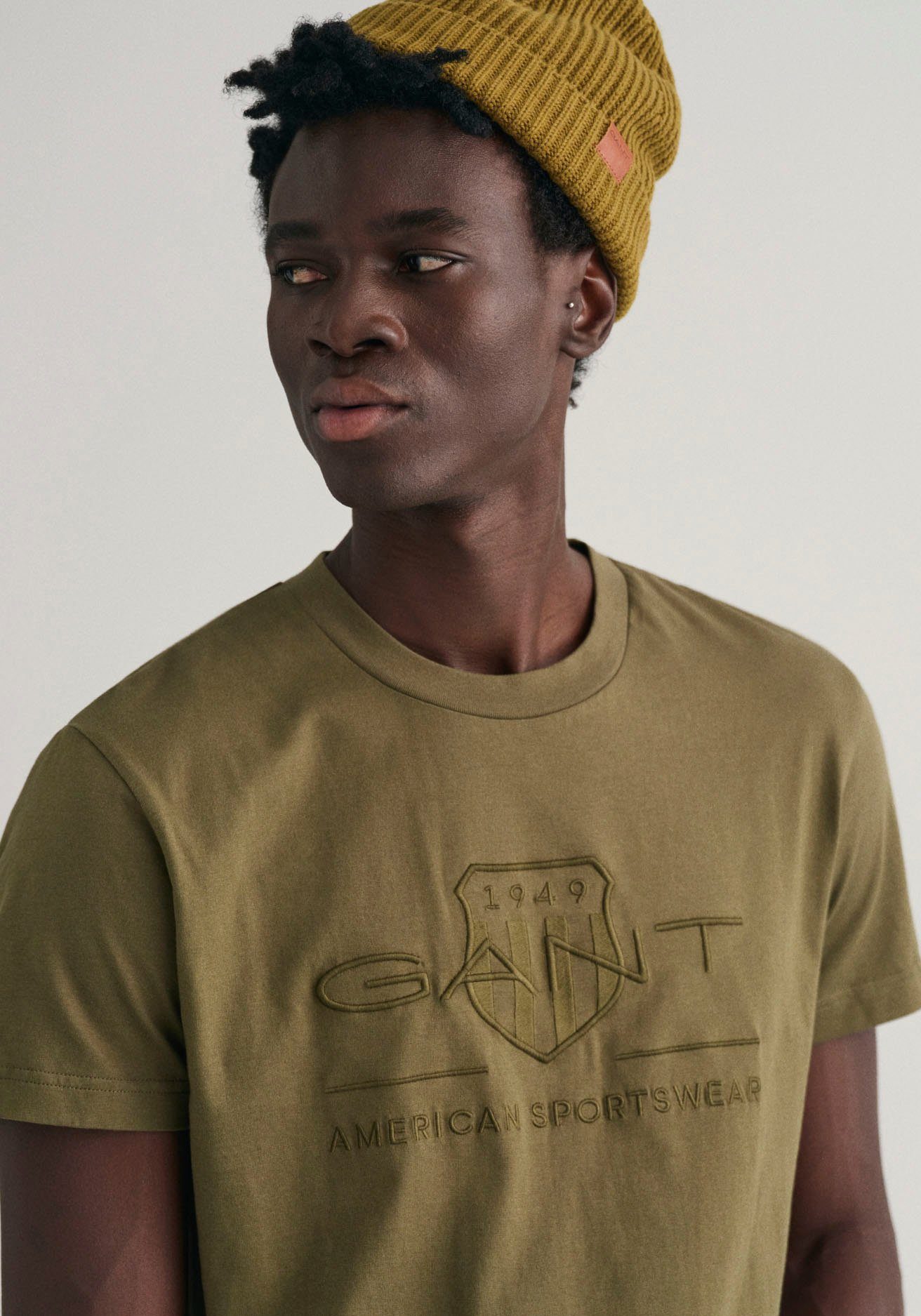 Gant T-Shirt mit PRIDE juniper Brust der auf green GANT PIQUE D.1 Logostickerei
