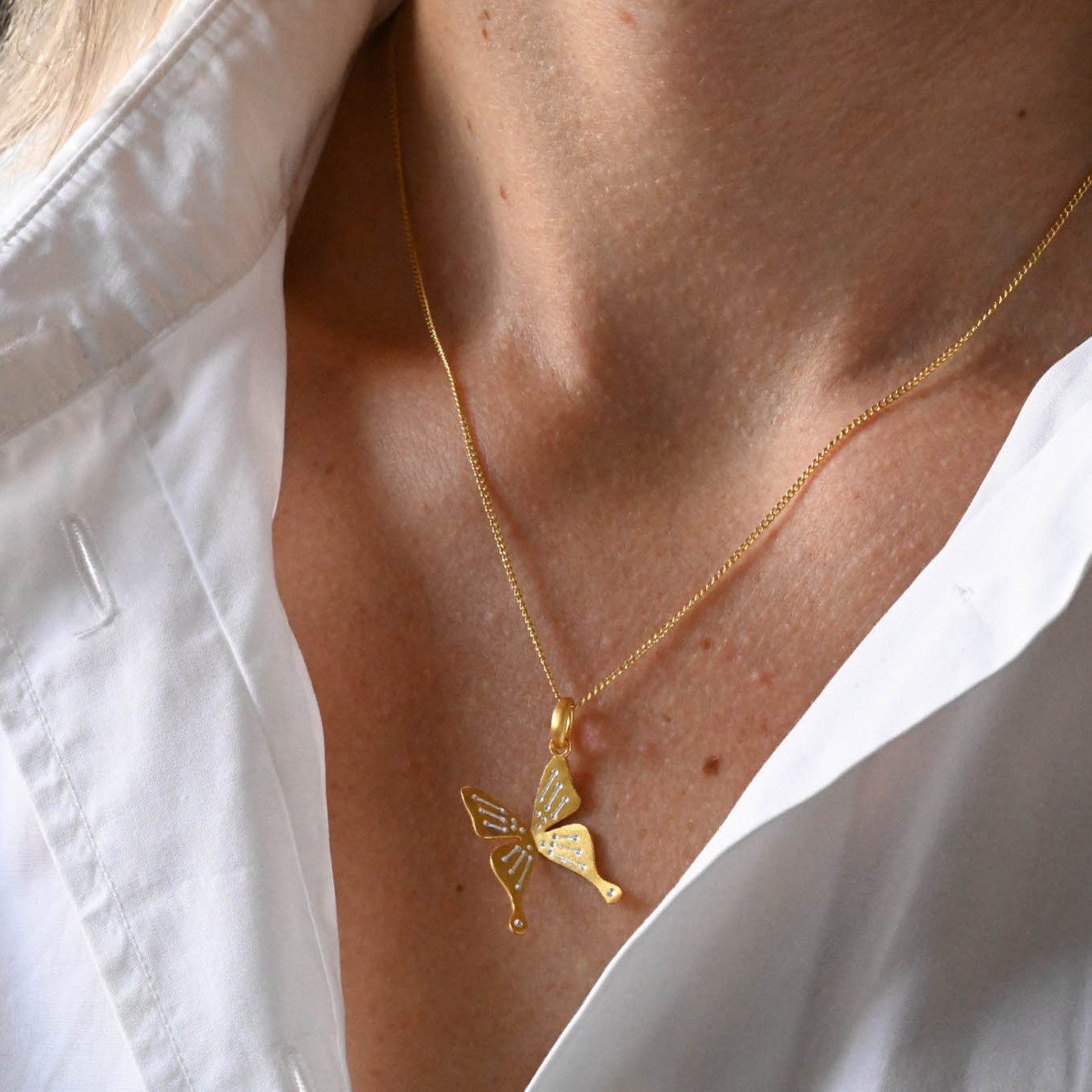 Silberkette handgefertigte Kette mit Anhänger zarter Schmetterling