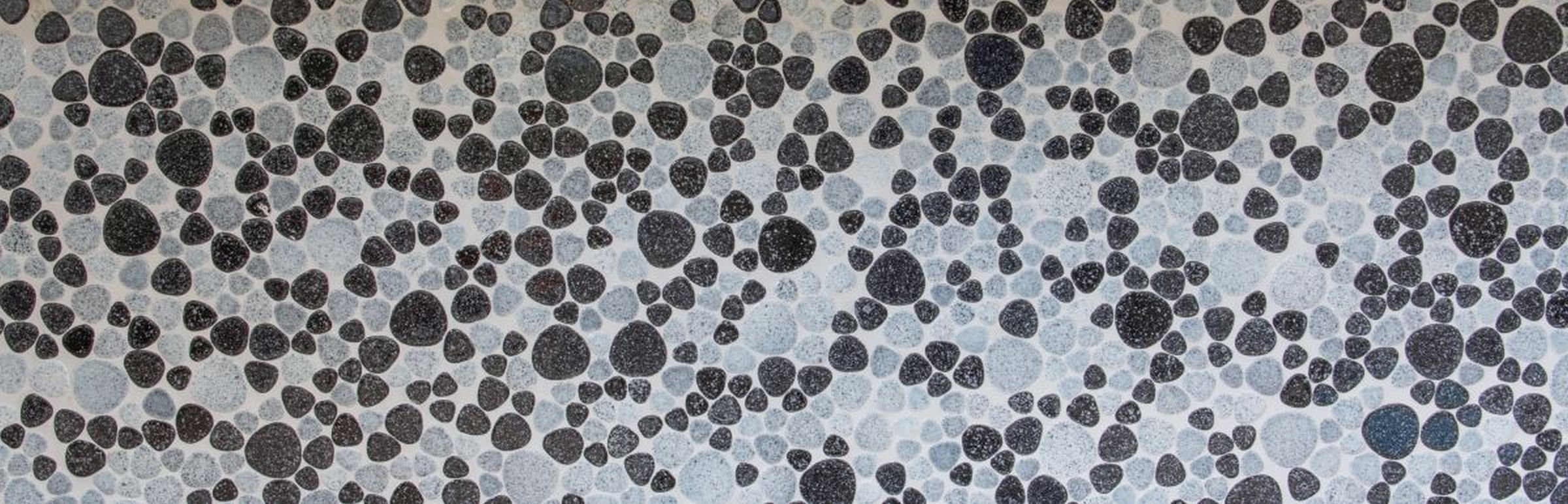 Mosani Mosaikfliesen Kieselmosaik Pebbles Keramikdrops grau schwarz Spots Fliesenspiegel