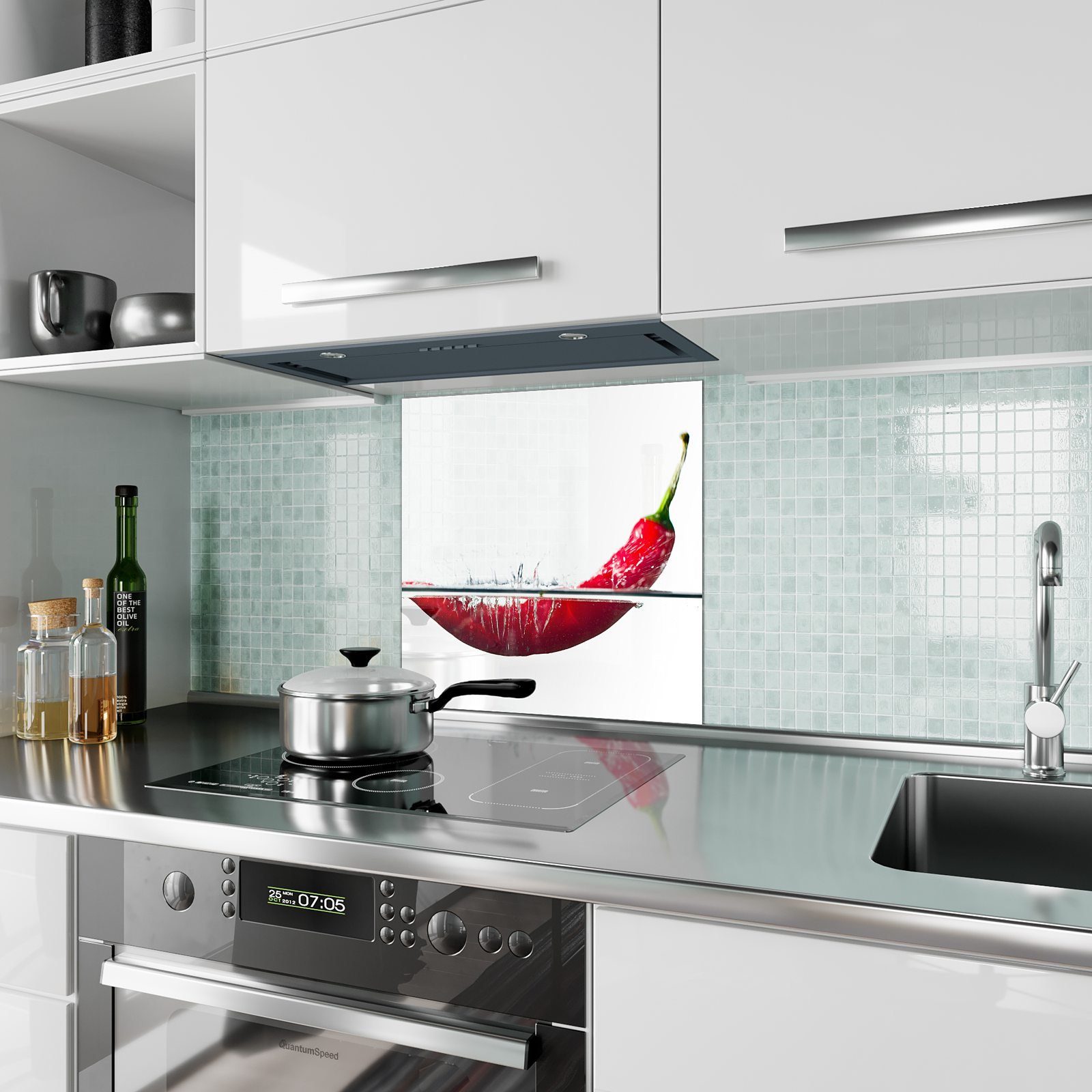 auf Küchenrückwand Glas mit Wasser Küchenrückwand Chilischote Spritzschutz Motiv Primedeco
