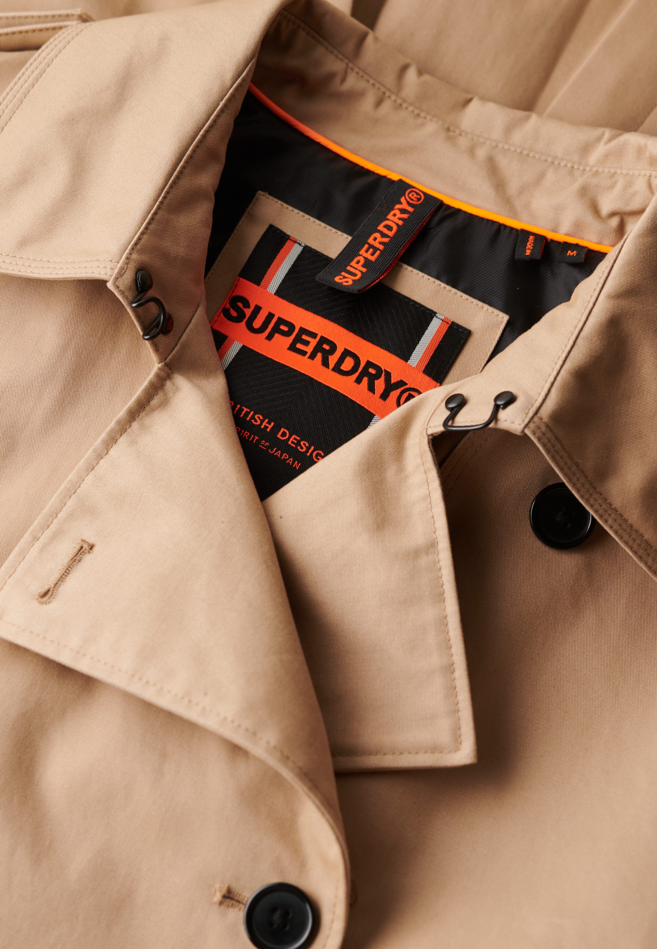 Superdry Trenchcoat CLASSIC TRENCH JACKET aus Baumwolle, Slim Fit, mit Reverskragen, Länge bis etwa Mitte Wade