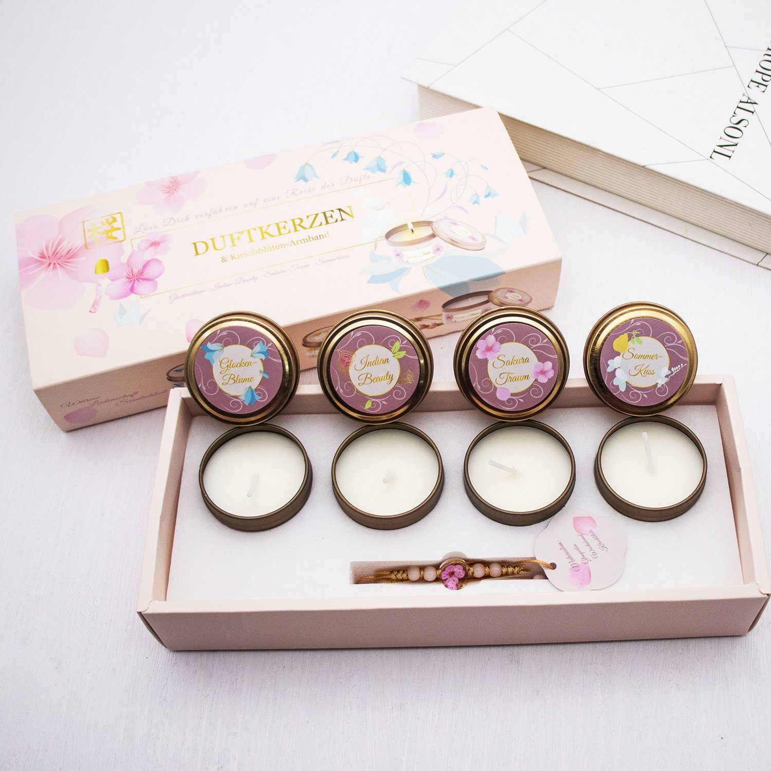 Lucadeau Duftkerze Geschenkset für Frauen, 4 Duftkerzen aus Sojawachs & Sakura‑Armband (Geschenkset, 4 exklusive Düfte – Honigmelone / Rosen / Lavendel & Jasmin / Orange), Herbst, Winter Gemütlichkeit, Geschenk, Geburtstag, Wellness & Deko