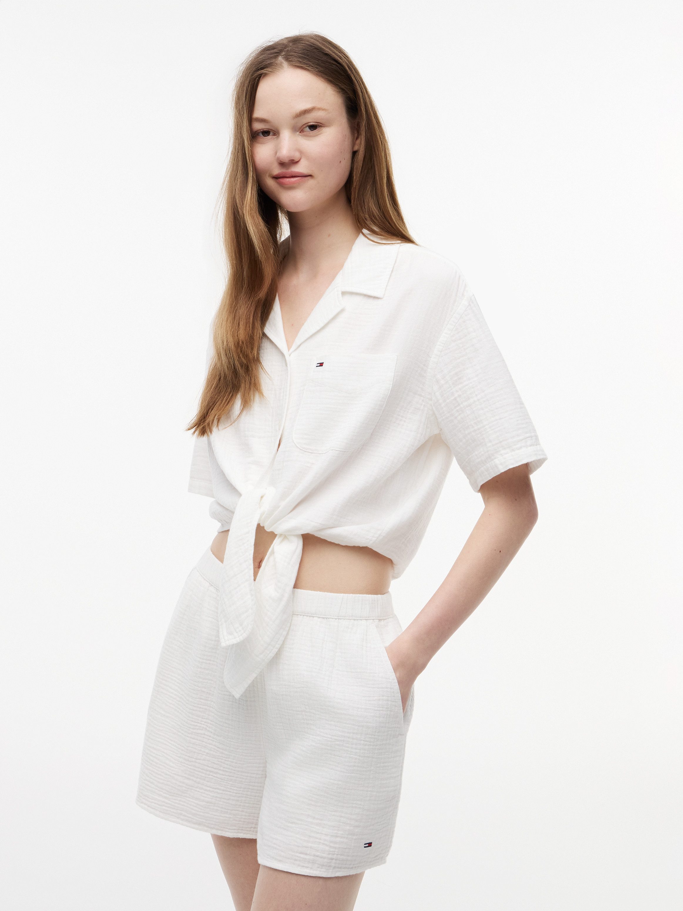 Tommy Jeans Kurzarmbluse TJW TEXTURED TIE FRONT SS SHIRT Baumwolle, Brusttasche, Saum zum Knoten