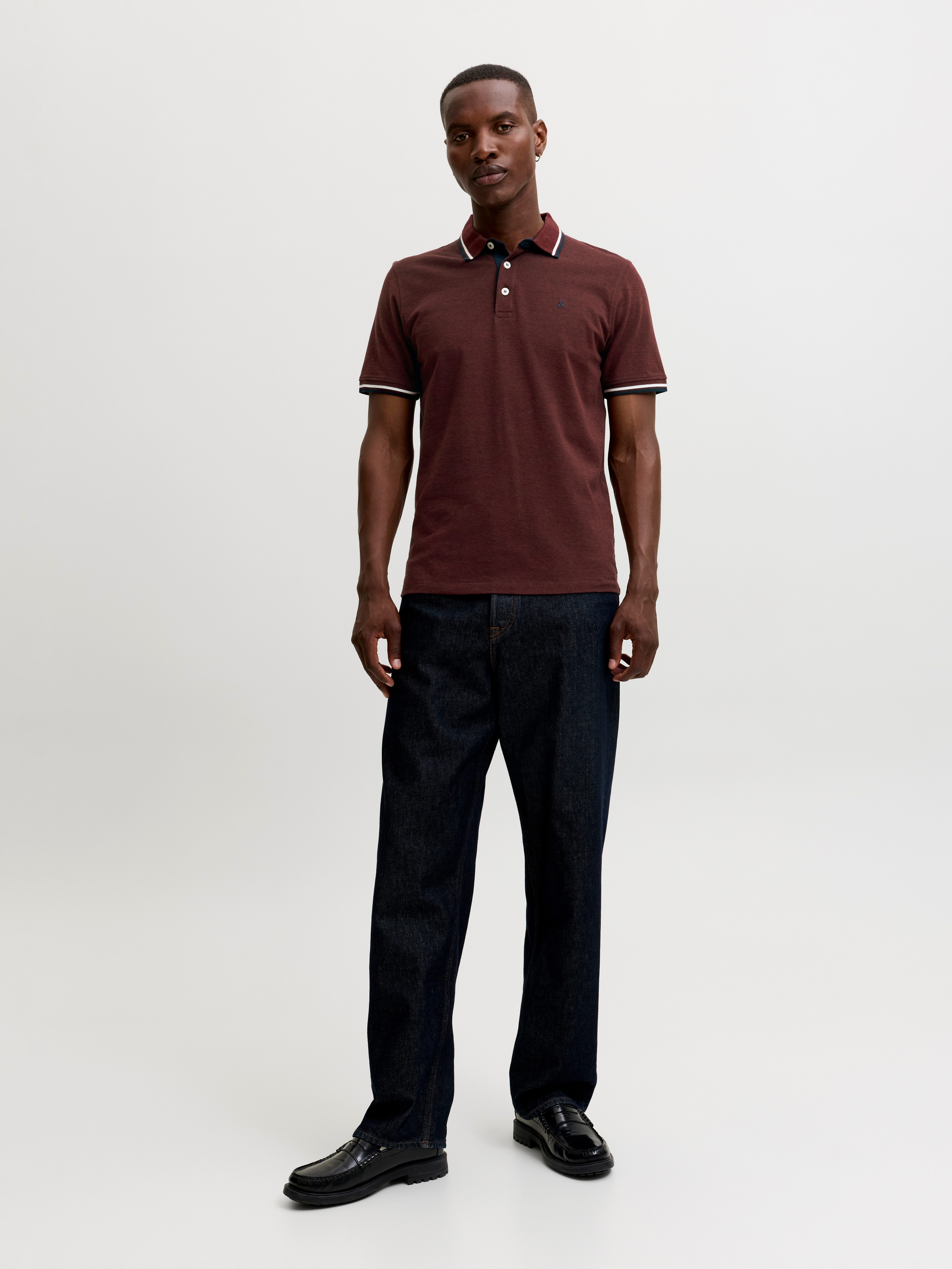 Jack & Jones Poloshirt JJEPAULOS Poloshirt mit klassischem Kragen und figurbetonter Form Logostickerei, modisch, schmal, Baumwolle, Polokragen – Bild 4 von 5