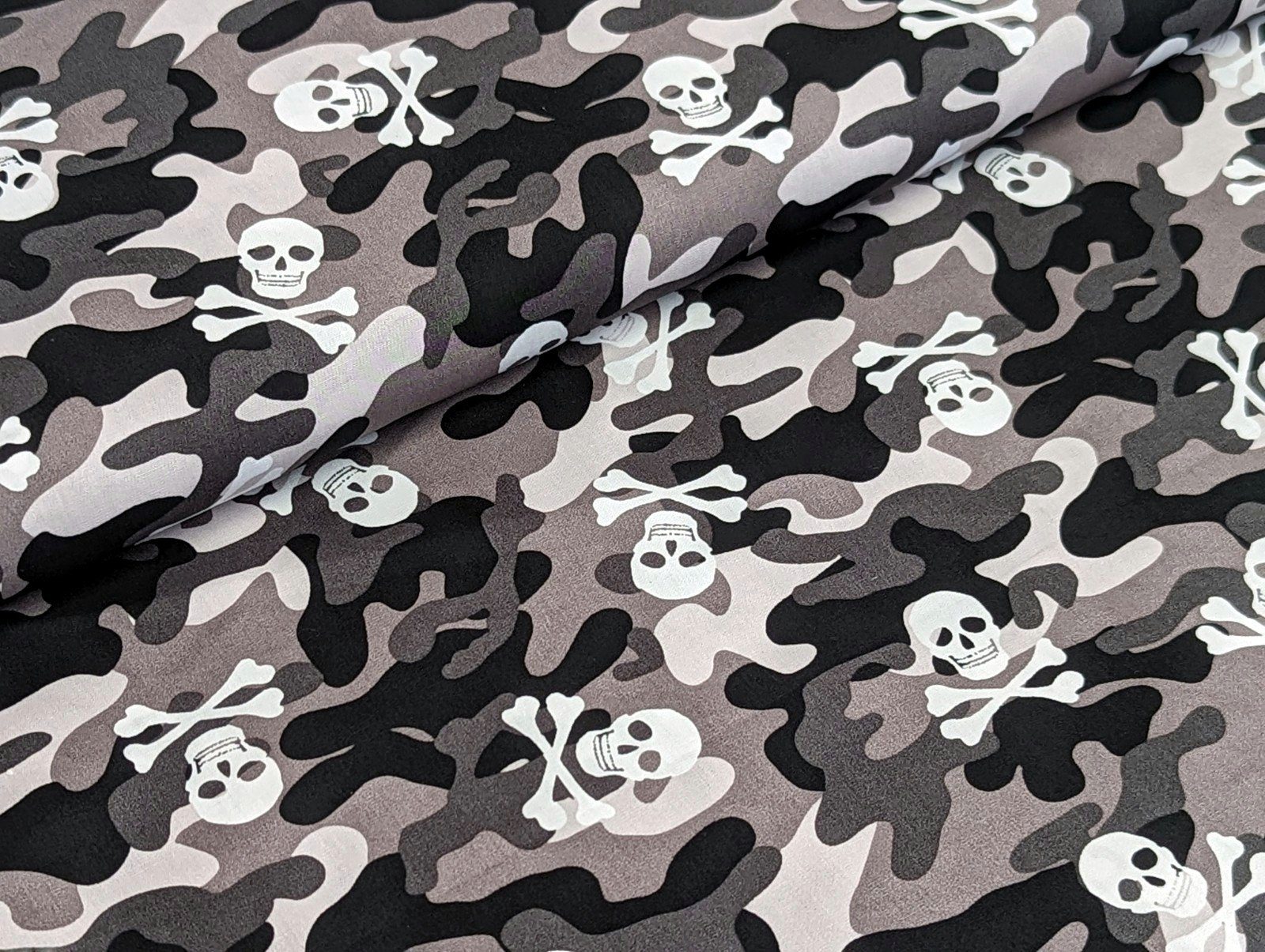 Corileo Stoff Baumwollstoff Camouflage Totenkopf Schwarz / Weiß Stoff