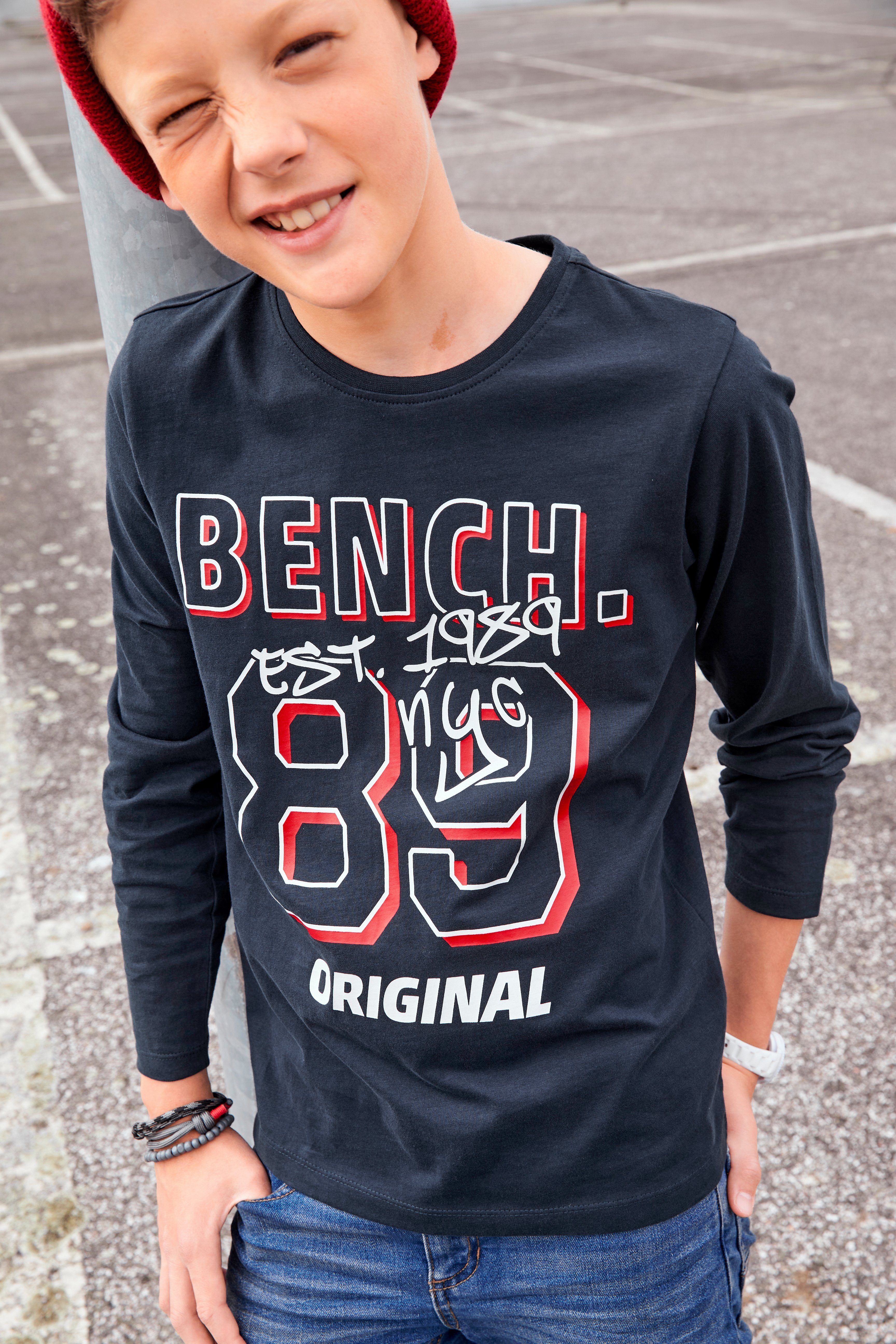 Bench. mit trendigem Druck Langarmshirt