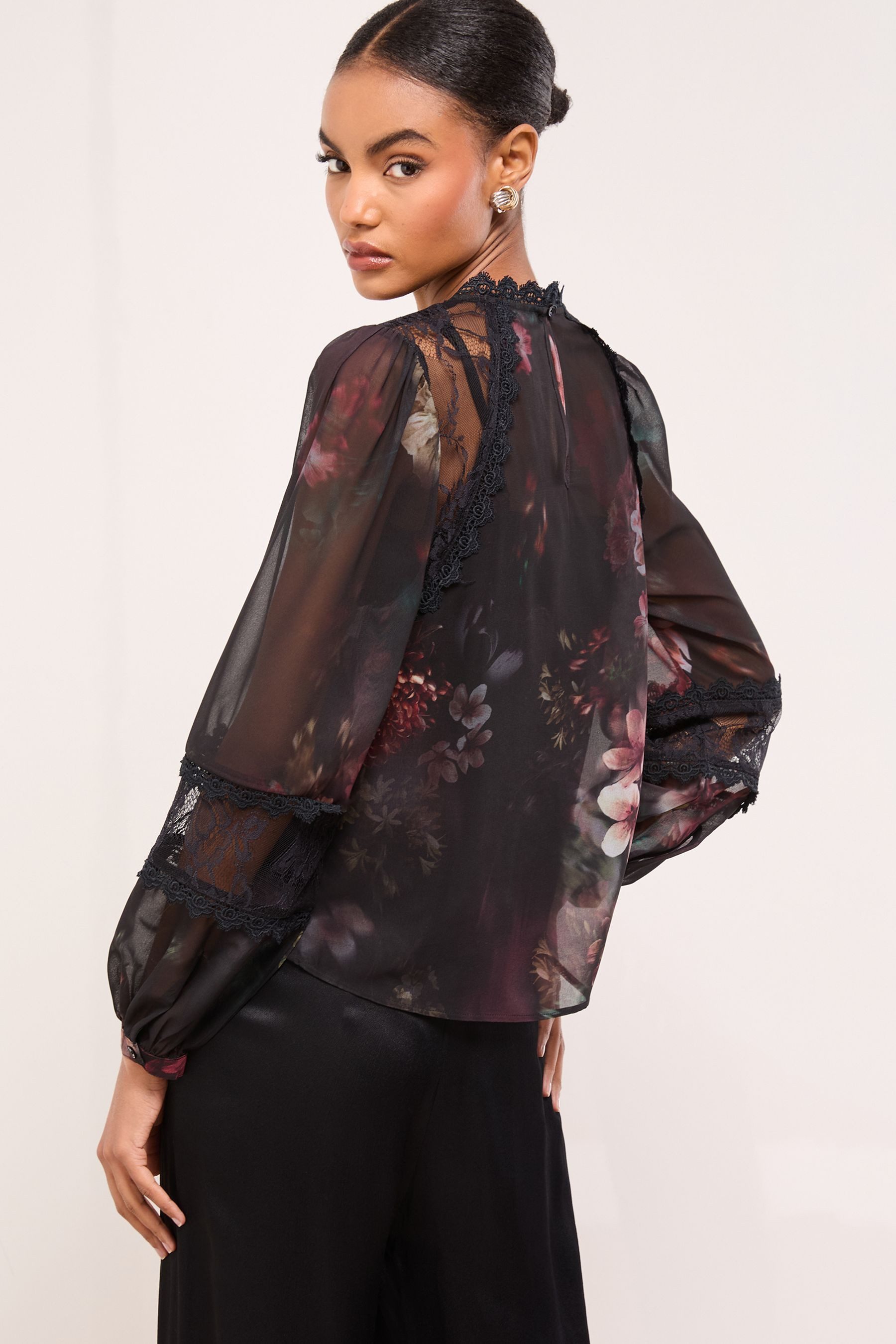 LIPSY Spitzenbluse Lipsy geblümte Bluse mit Spitzenbesatz, Regular (1-tlg) günstig online kaufen