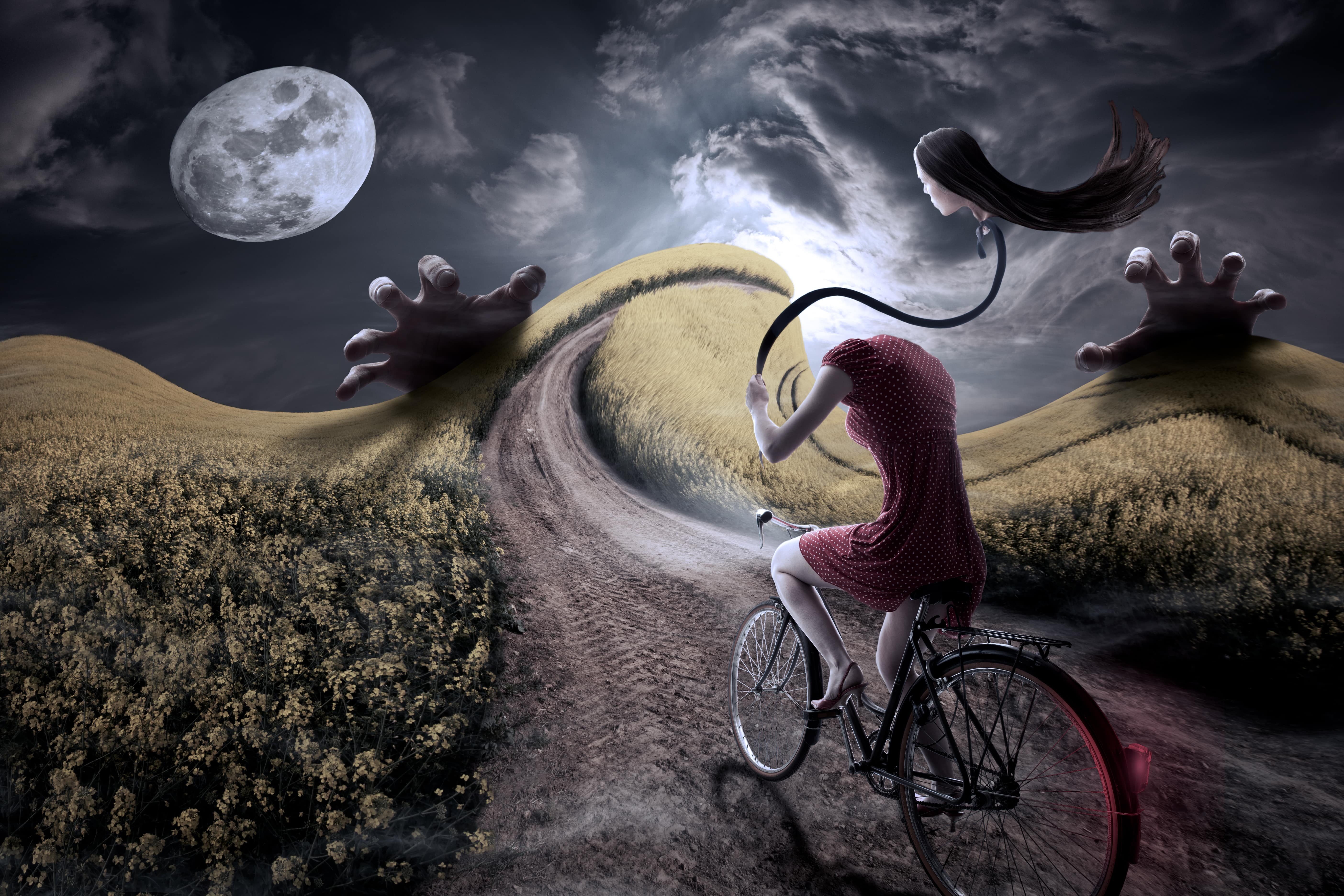 Fototapete VLIES-Tapete Premium Fantasie Frau mit Fahrrad Hände Himmel Natur
