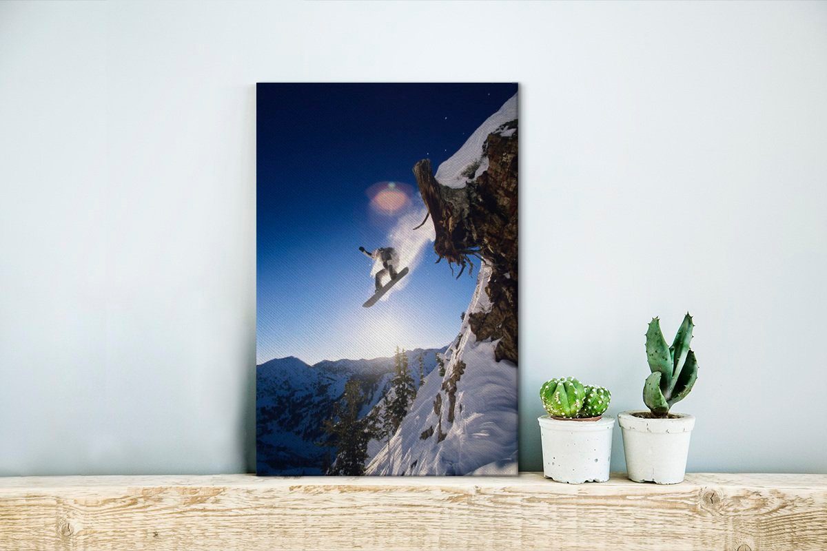 (1 Snowboarder über in 20x30 Felswand cm Gemälde, hoch Leinwandbild fährt Bergen, St), bespannt den fertig inkl. OneMillionCanvasses® Leinwandbild Ein Zackenaufhänger, eine