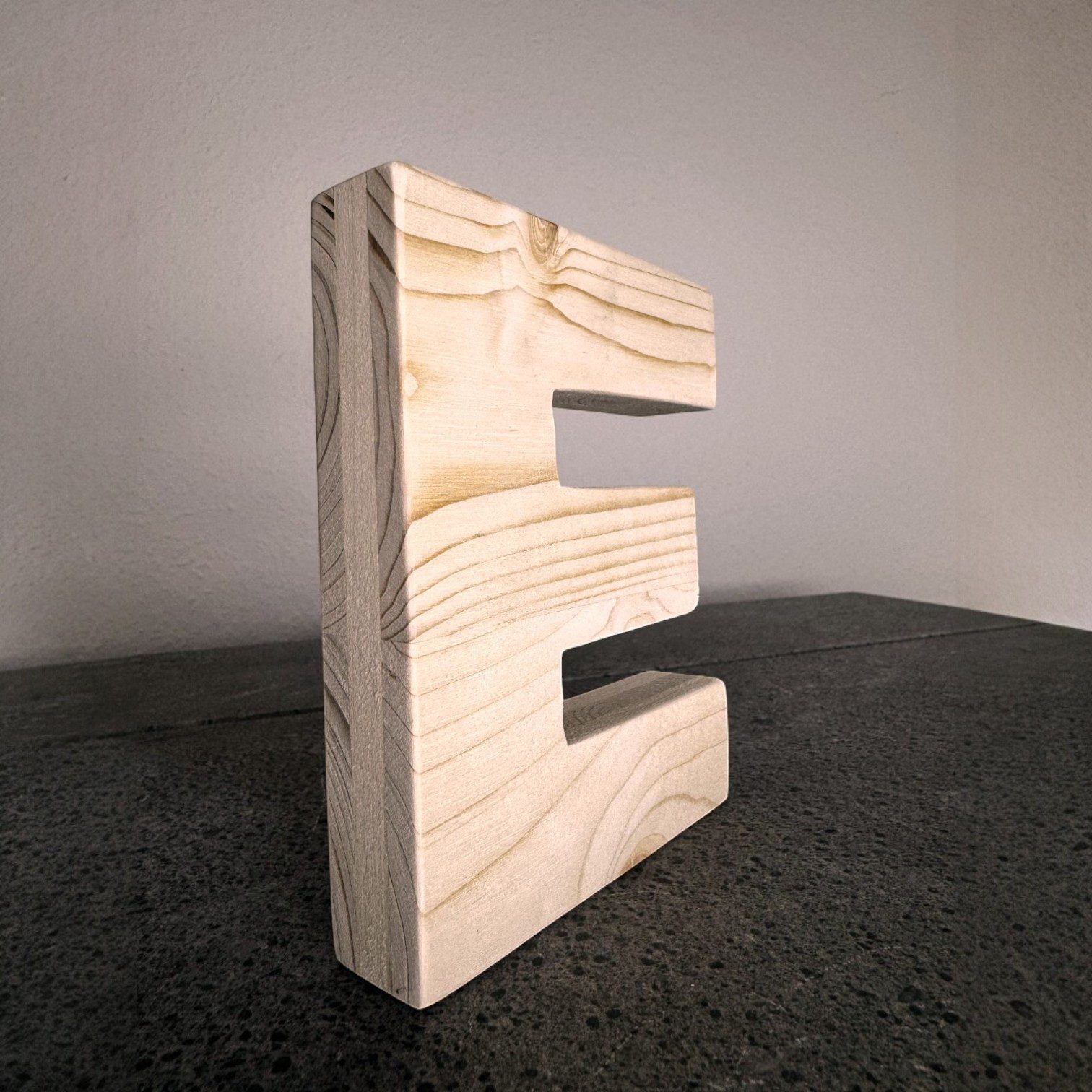 Zayno Deko-Buchstaben Holzbuchstabe "E" aus massivem Fichtenholz (Packung, 1 St., Fördert das Kennenlernen des Alphabetes), in liebevoller Handarbeit aus hochwertigem Fichtenholz gefertigt.
