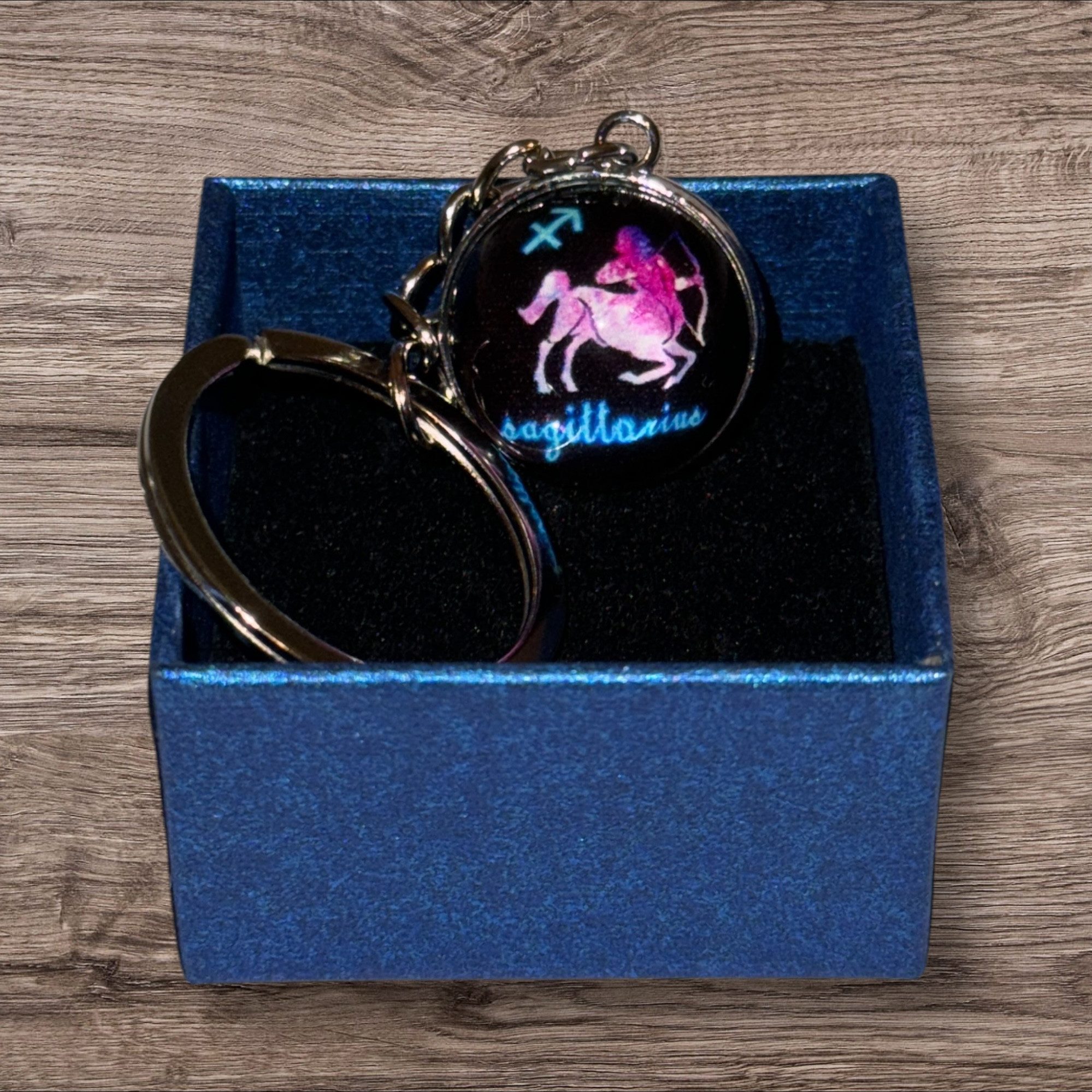 Stelby Schlüsselanhänger mit Gravur Schütze Sternzeichen Schlüsselanhänger 3D mit Geschenkbox (Weihnachtsgeschenk, Geburtstagsgeschenk, Valentinstaggeschenk, Gravur mit Glow-Effekt), langlebig, pflegeleicht, unisex