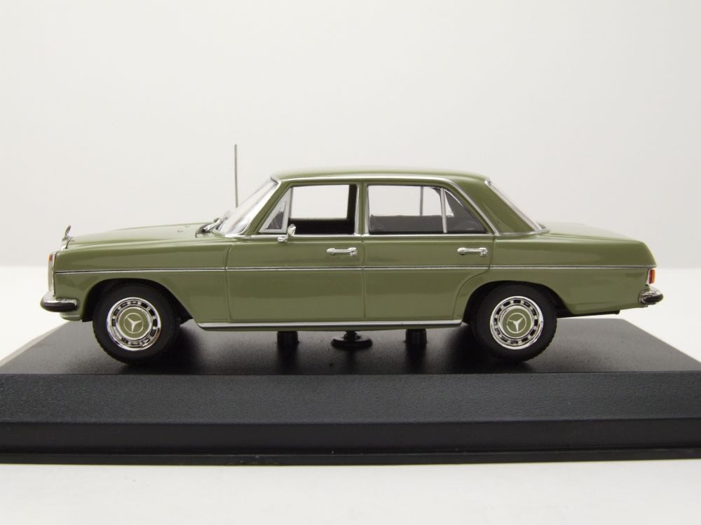 Maxichamps Modellauto Mercedes 200 /8 Strichacht 1968 hellgrün, Maßstab 1:43