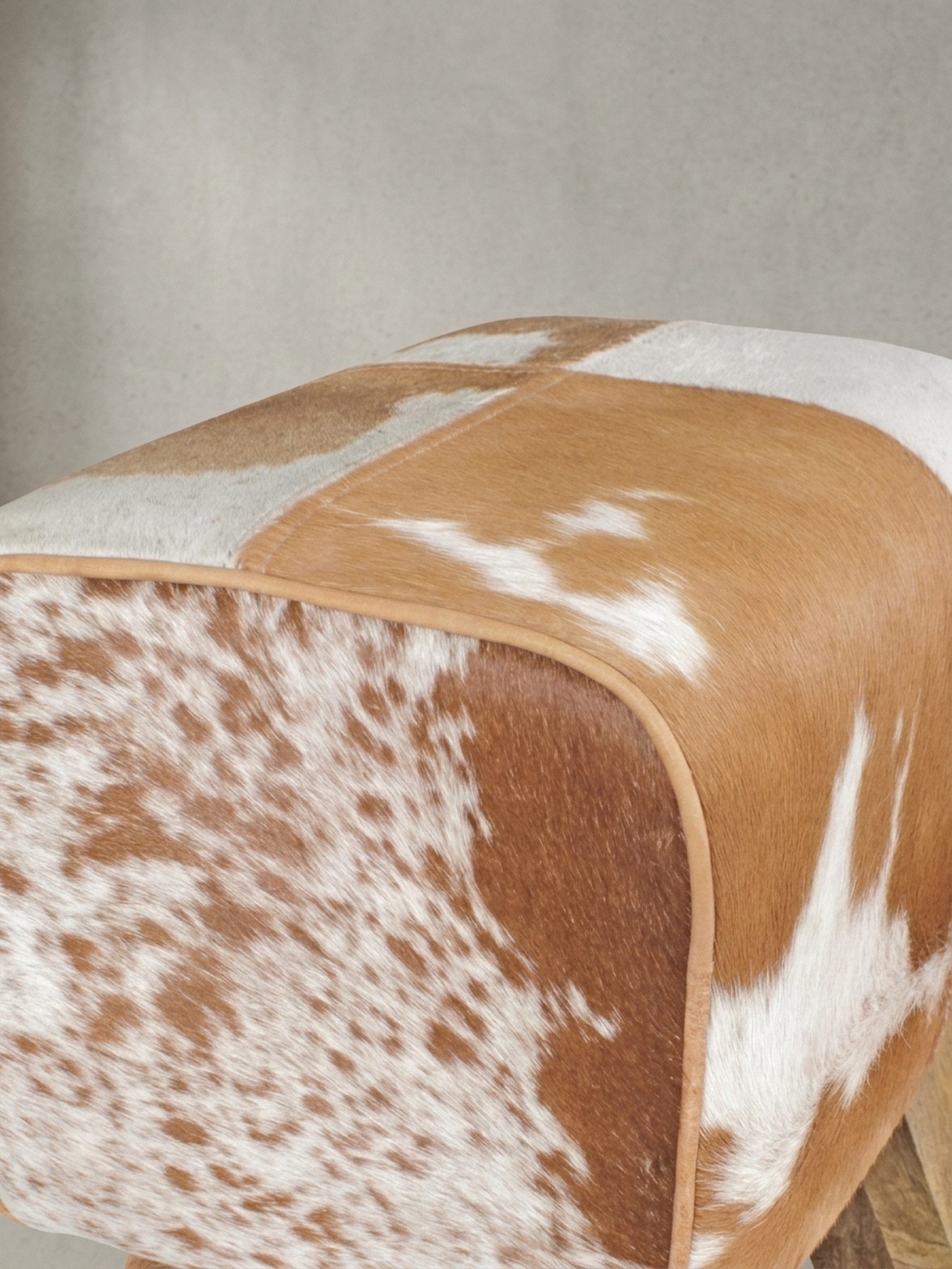 KADIMA DESIGN Sitzhocker Design Turnbock Sitzhocker Ziegenfell Braun / Weiß 40 x 30 x 47 cm (Beistellhocker Fußhocker), Turnhocker Hocker Fellhocker Springbock