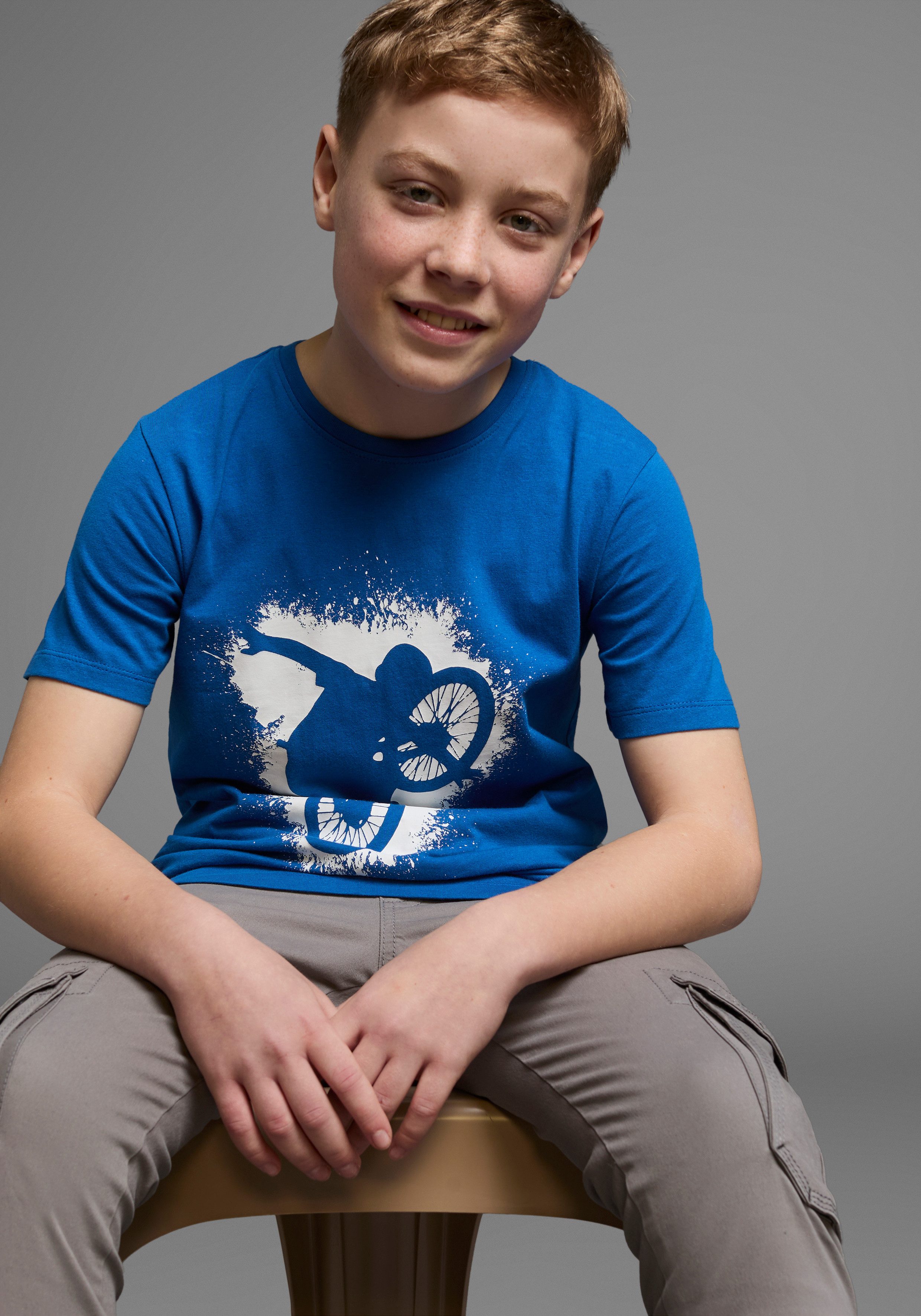 KIDSWORLD T-Shirt Mit lässigem Druck: BIKER Kurzarm, bedruckt, Rundhalsausschnitt, aus Baumwolle