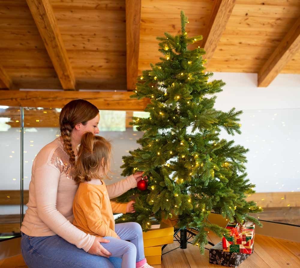 Evergreen Classics Künstlicher Weihnachtsbaum Roswell Kiefer, LEDs, Nadeln aus PE und PVC