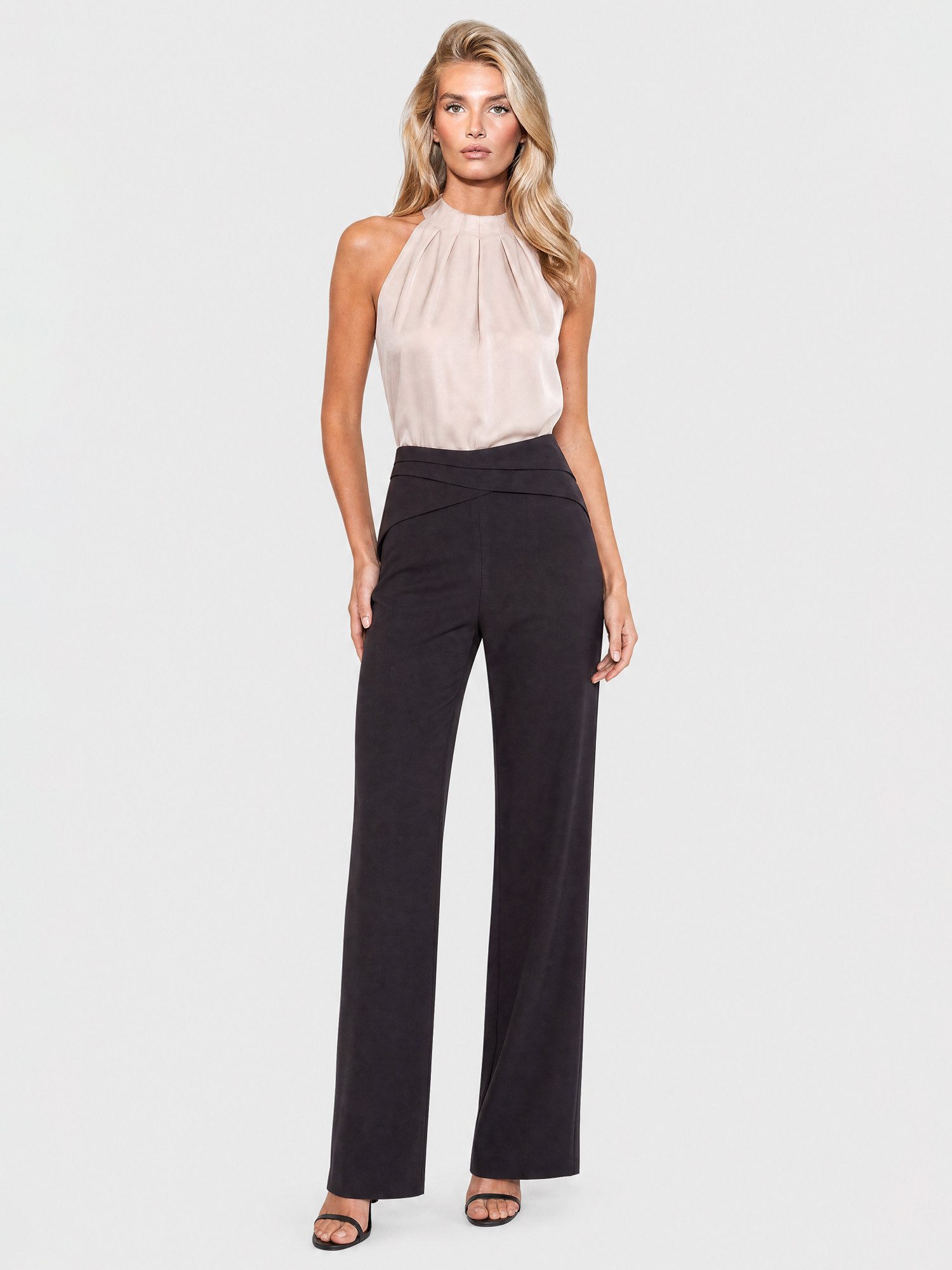 Apart Jumpsuit mit Satinoberteil und Stehkragen