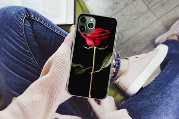 MuchoWow Handyhülle Eine rote Rose auf schwarzem Hintergrund, Handyhülle Apple iPhone 11 Pro Max, Smartphone-Bumper, Print, Handy