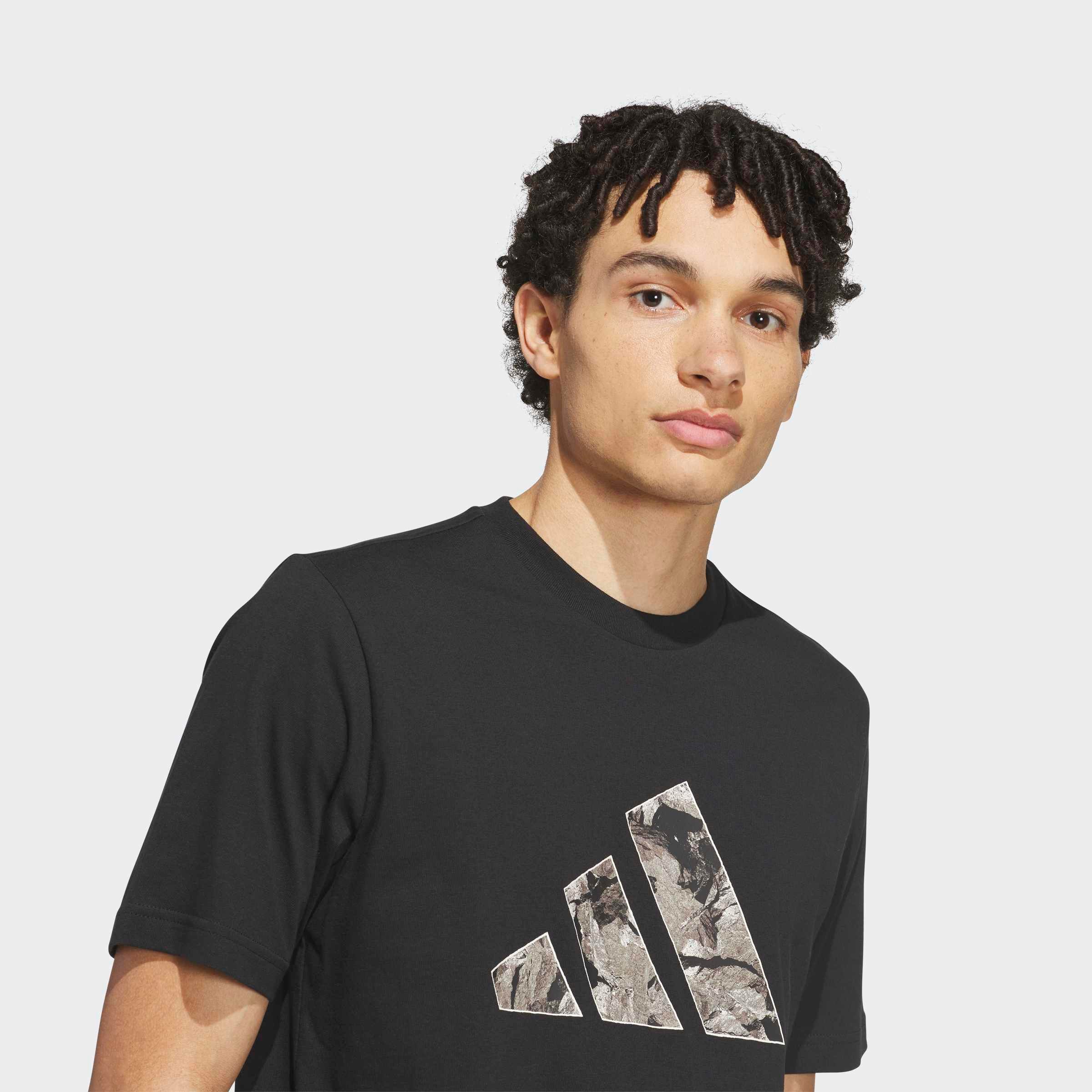 adidas Sportswear T-Shirt CAMO-GRAFIK mit Rundhalsausschnitt, aus Baumwolle
