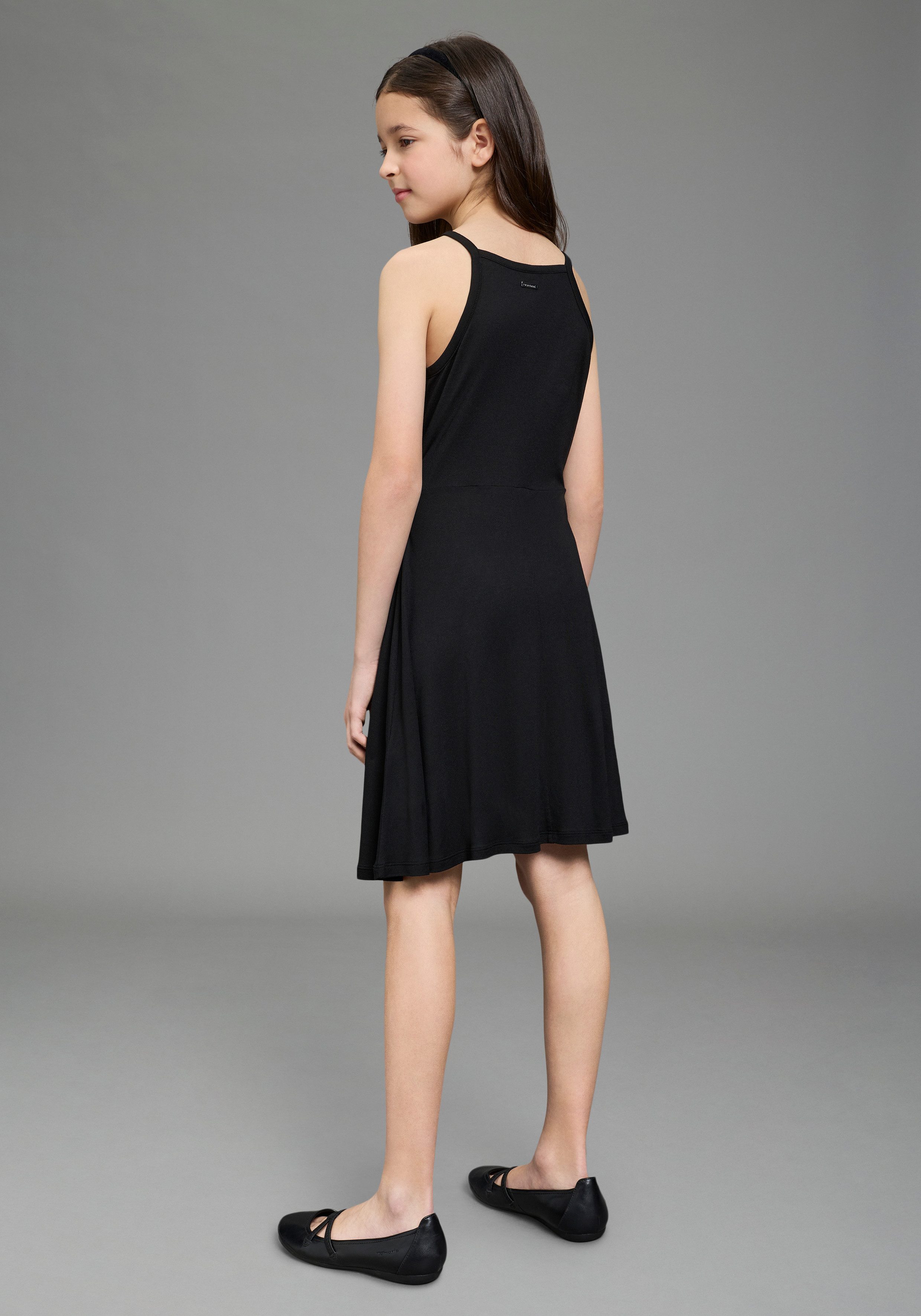 Bruno Banani Jerseykleid Träger-Kleid mit Häkelspitze am Ausschnitt für Mädchen, unifarbenes Design, ausgestellte Passform