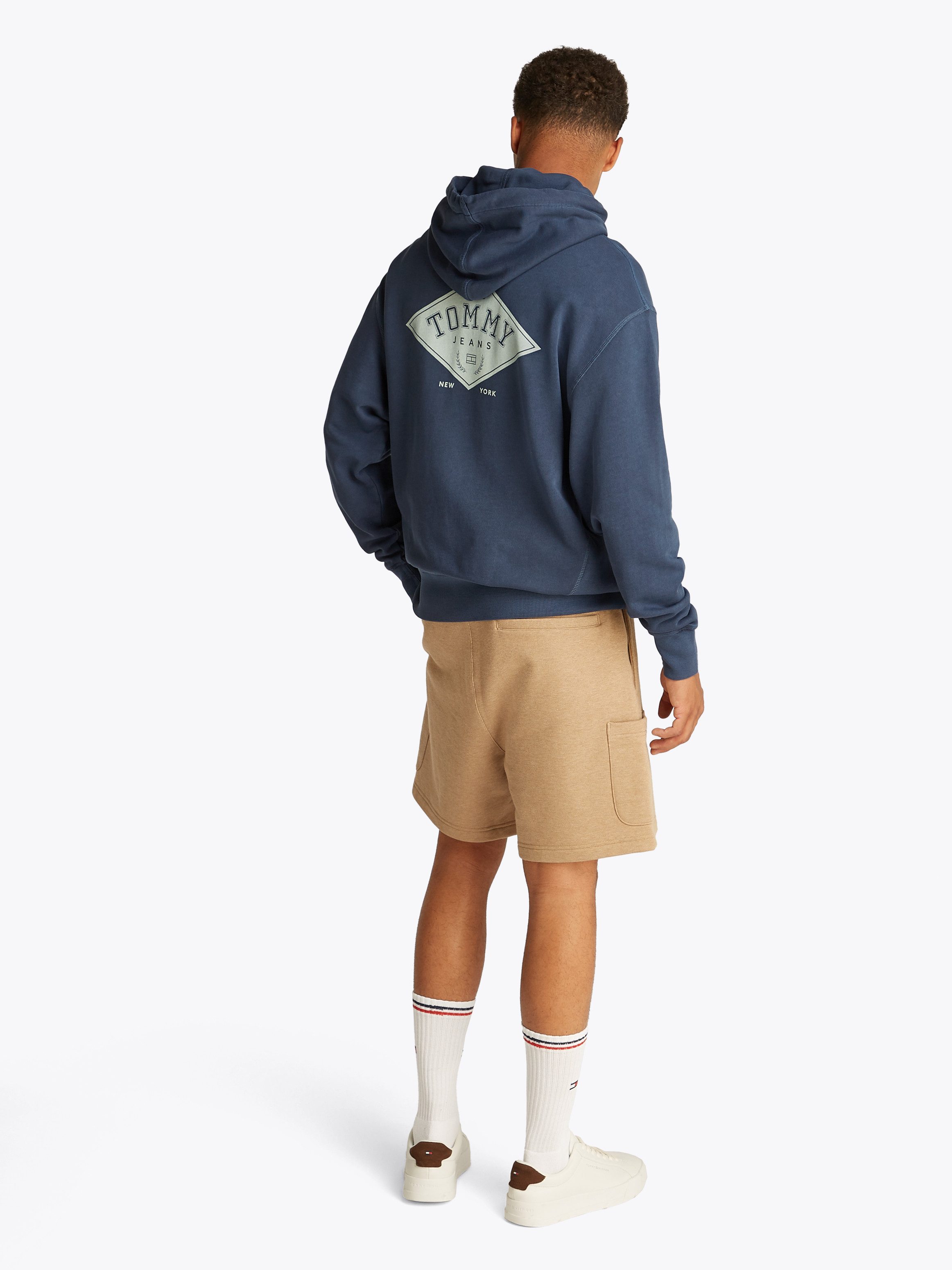 Tommy Jeans Kapuzensweatshirt TJM RLX VARSITY GRAPHICS HOODIE mit großem Rückenprint