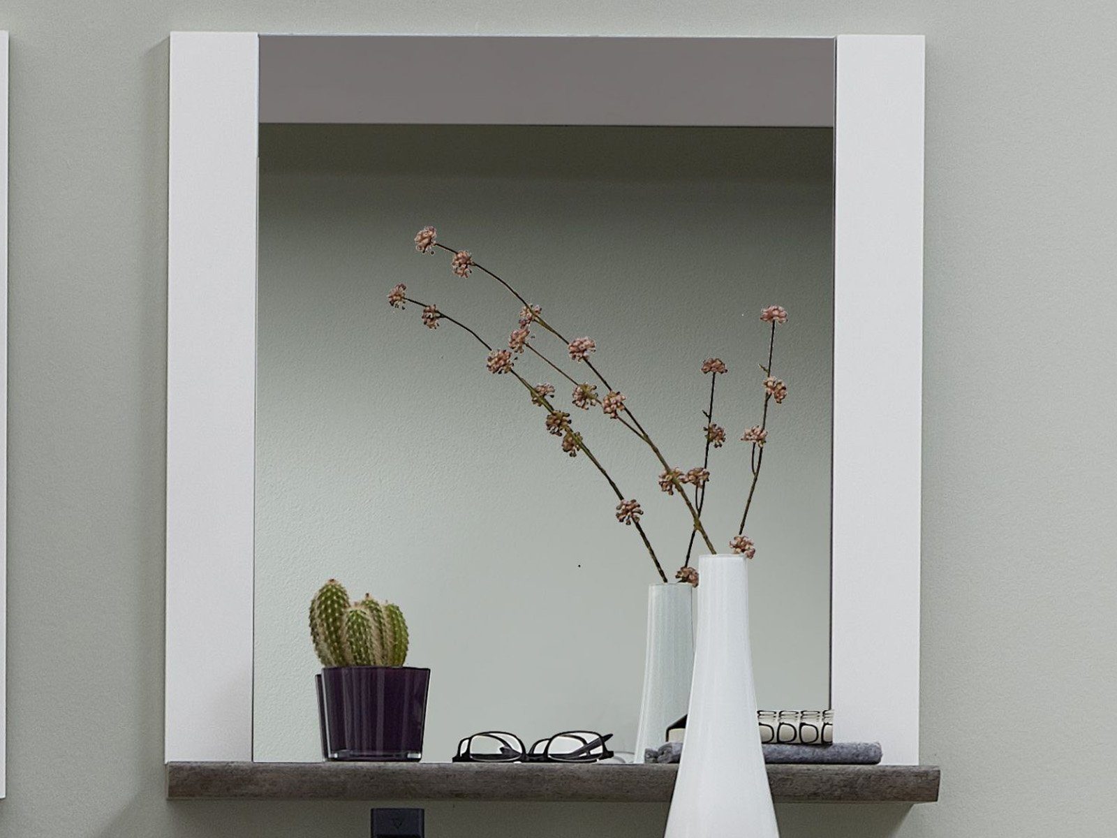 möbelando Wandspiegel Mila, Moderner Spiegel aus melaminharzbeschichteter Spanplatte in Weiß mit 1 Ablageboden in Driftwood Nachbildung. Breite 66 cm, Höhe 70 cm, Tiefe 14 cm