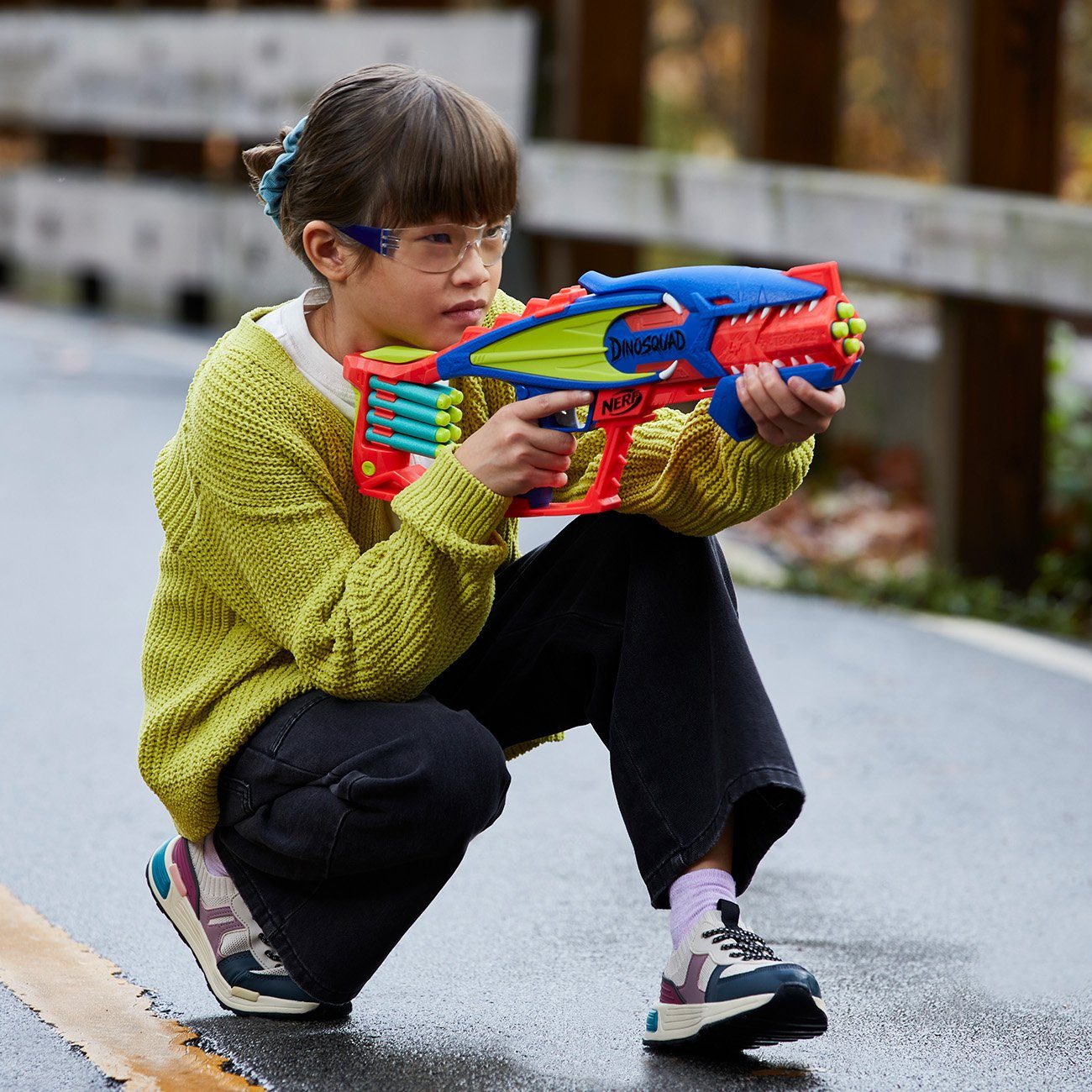 Nerf Spielwelt DinoSquad Terrodak, 12 Dart Schaumpfeile, Darthalter, Pumpenschleuder