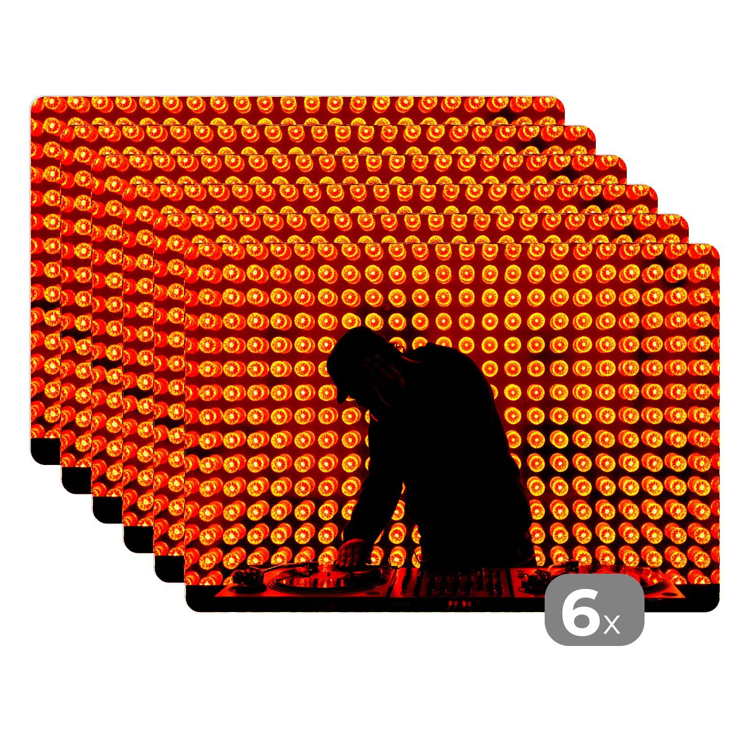 Platzset, DJ hinter einem Mischpult in orangefarbenem Licht, MuchoWow, (6-St), Platzset, Platzdecken, Platzmatte, Tischmatten, Schmutzabweisend