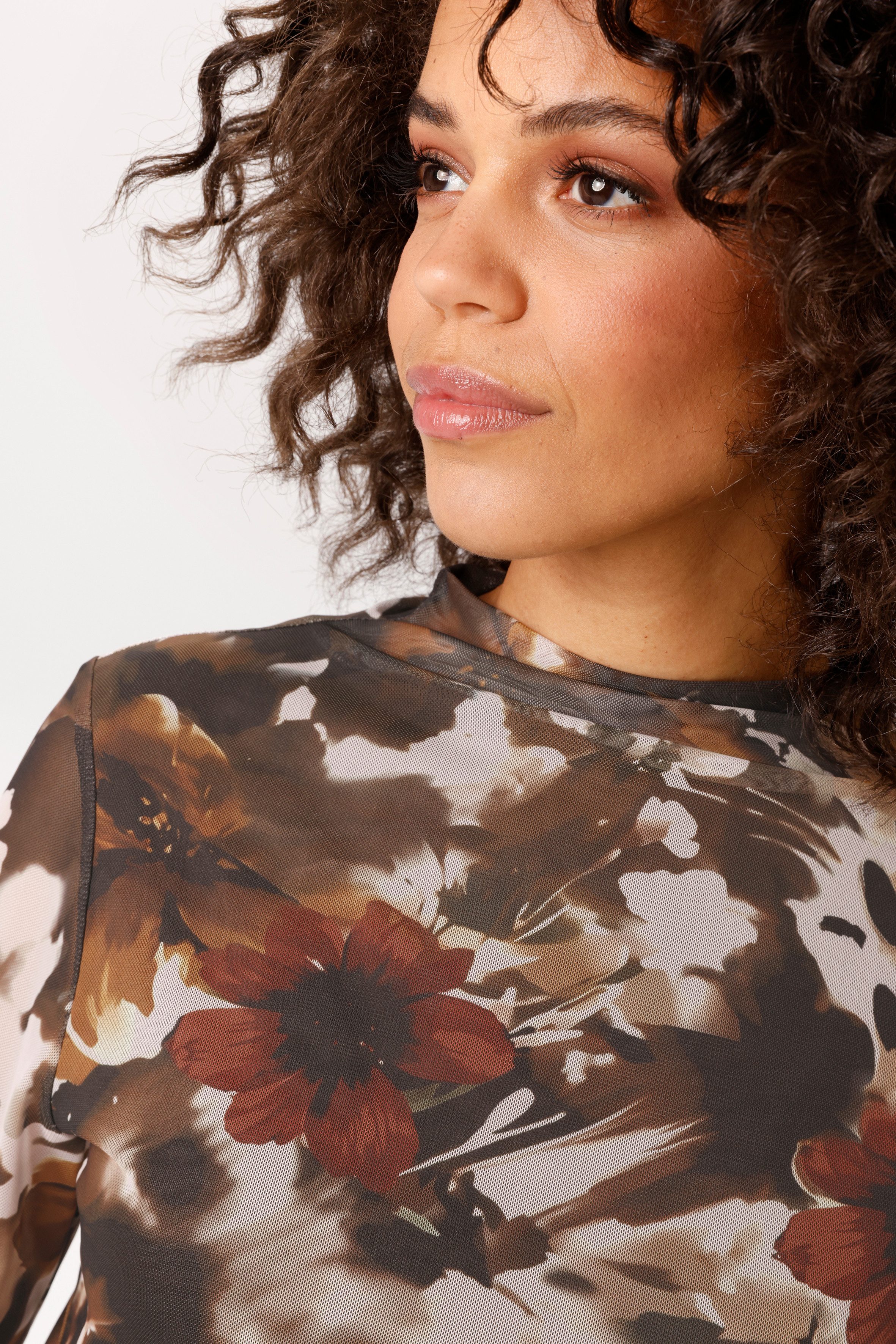 Aniston CASUAL Langarmshirt mit trendfarbenem Blumendruck- jedes Teil ein Unikat - NEUE KOLLEKTION