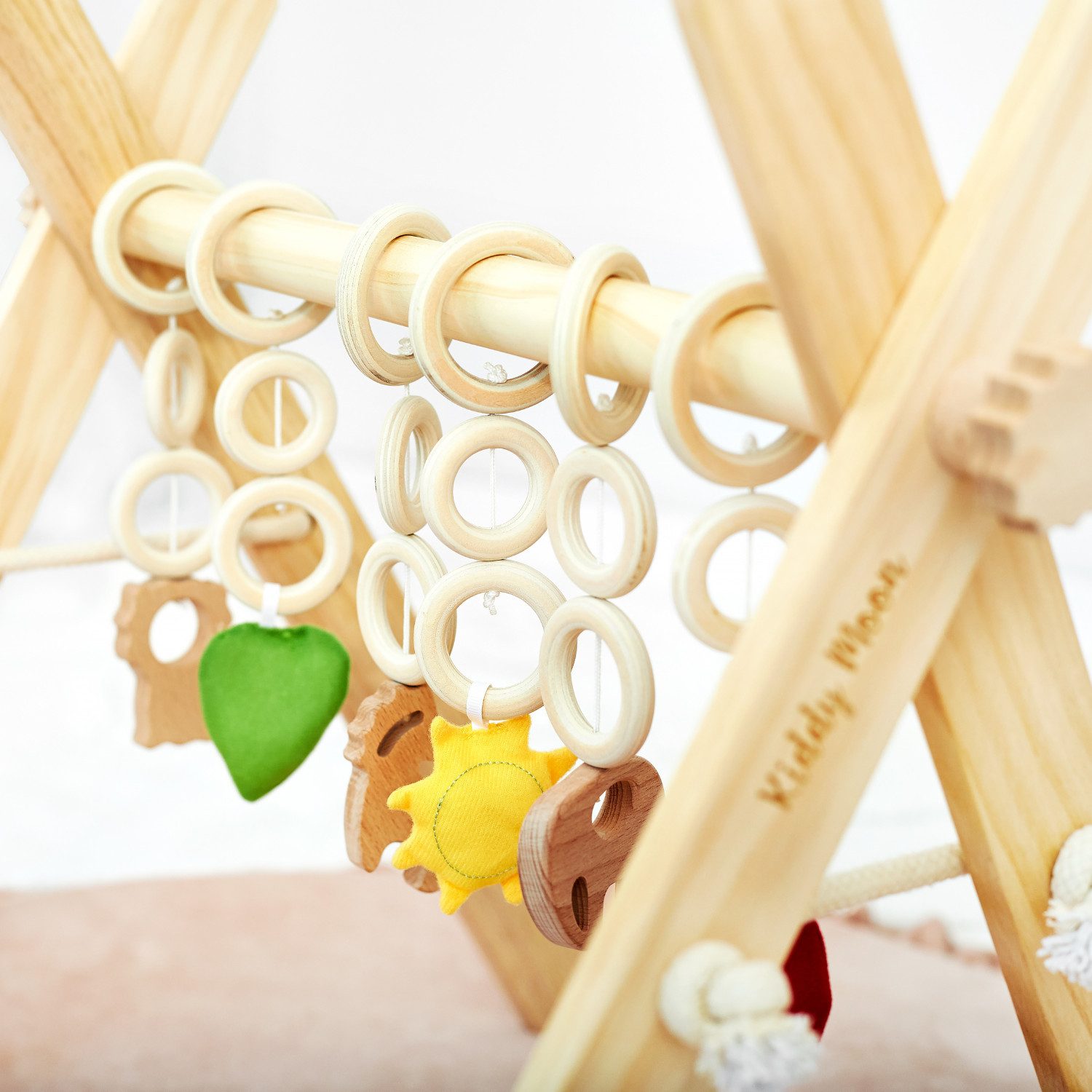 KiddyMoon Baby Gym BT-001, (Spieltrapez mit 6 hängenden Elementen), aus Holz