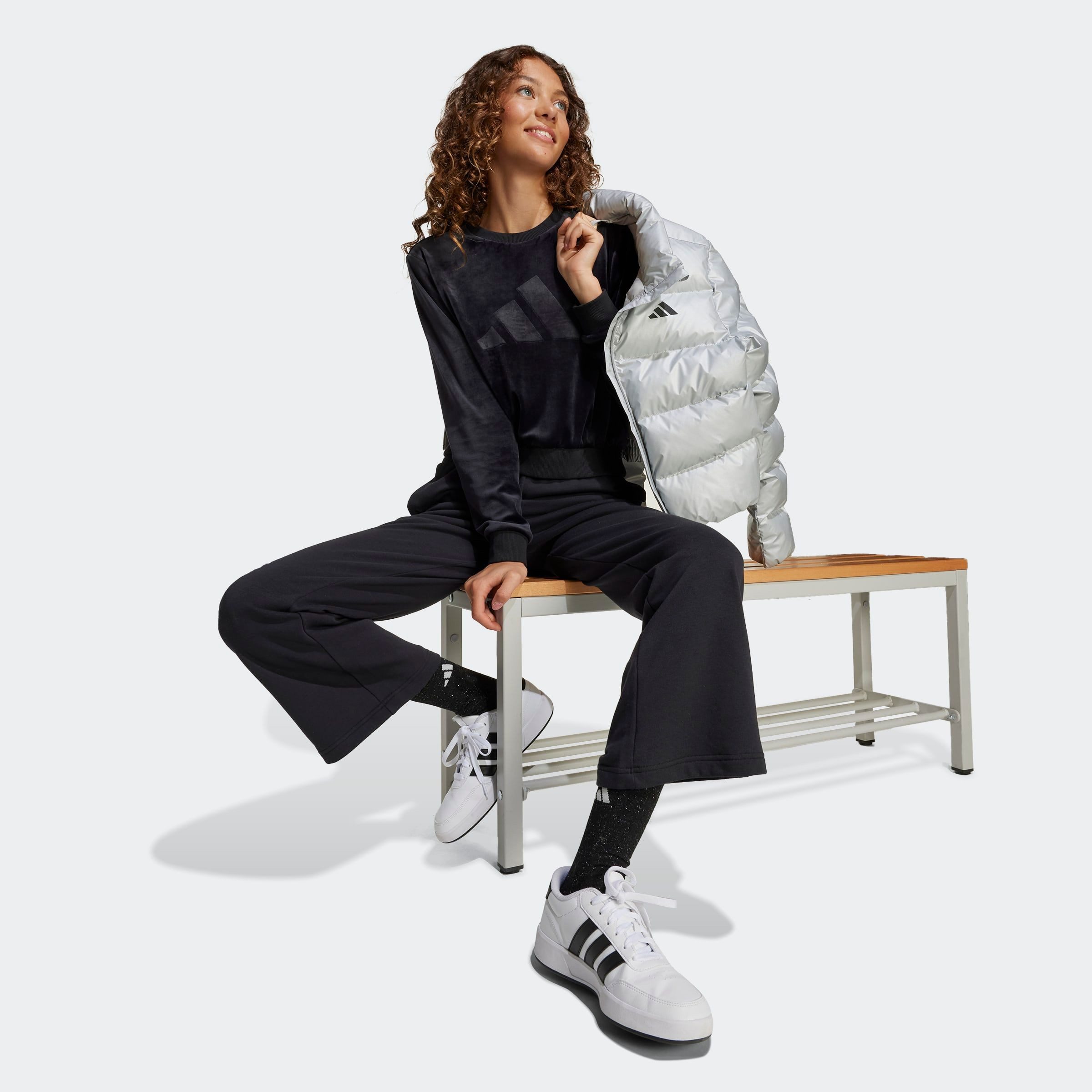 adidas Sportswear Sweatshirt GIRL HOLIDAY BAUCHFREIES aus weichem Samt, bauchfreier Schnitt, Rundhalsausschnitt