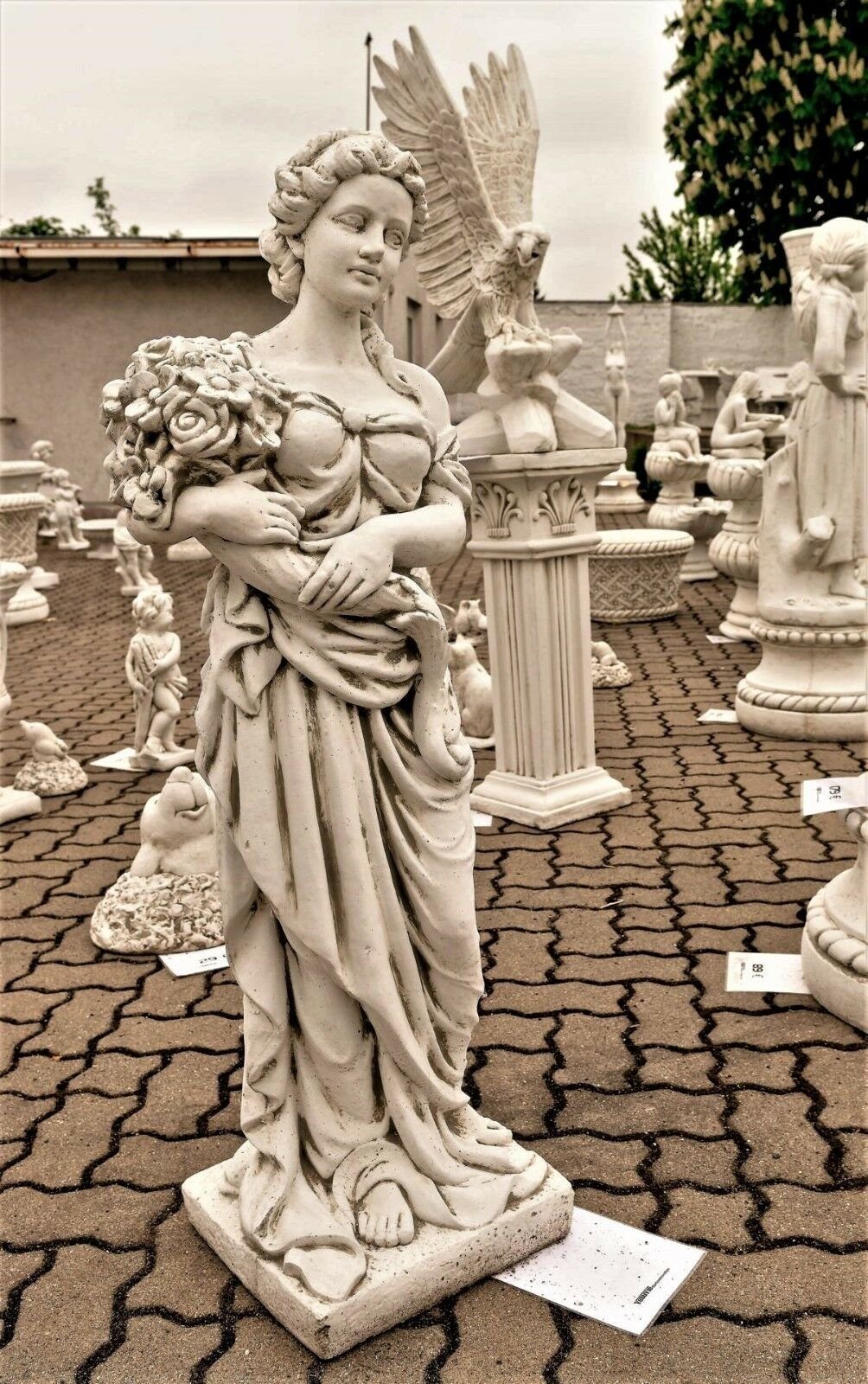 Antikes Wohndesign Gartenfigur Steinfigur Griechische mit Blumen Frauenfigur Blumenfrau Gartenfigur