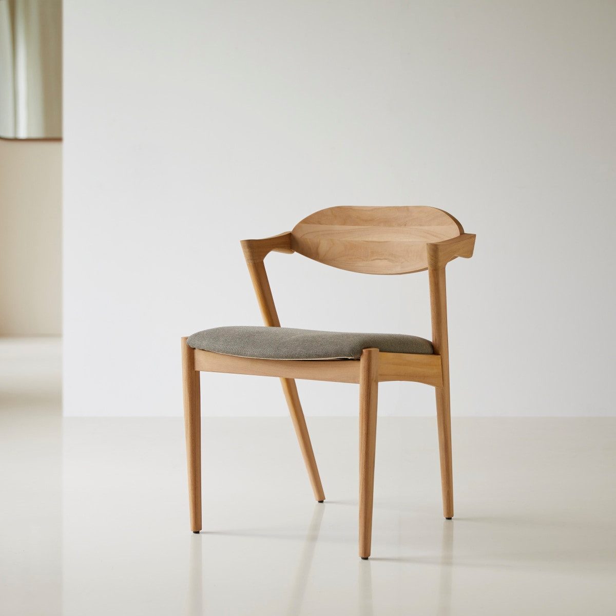 Tikamoon Esszimmerstuhl Stuhl Guido aus massivem Teakholz und Stoff