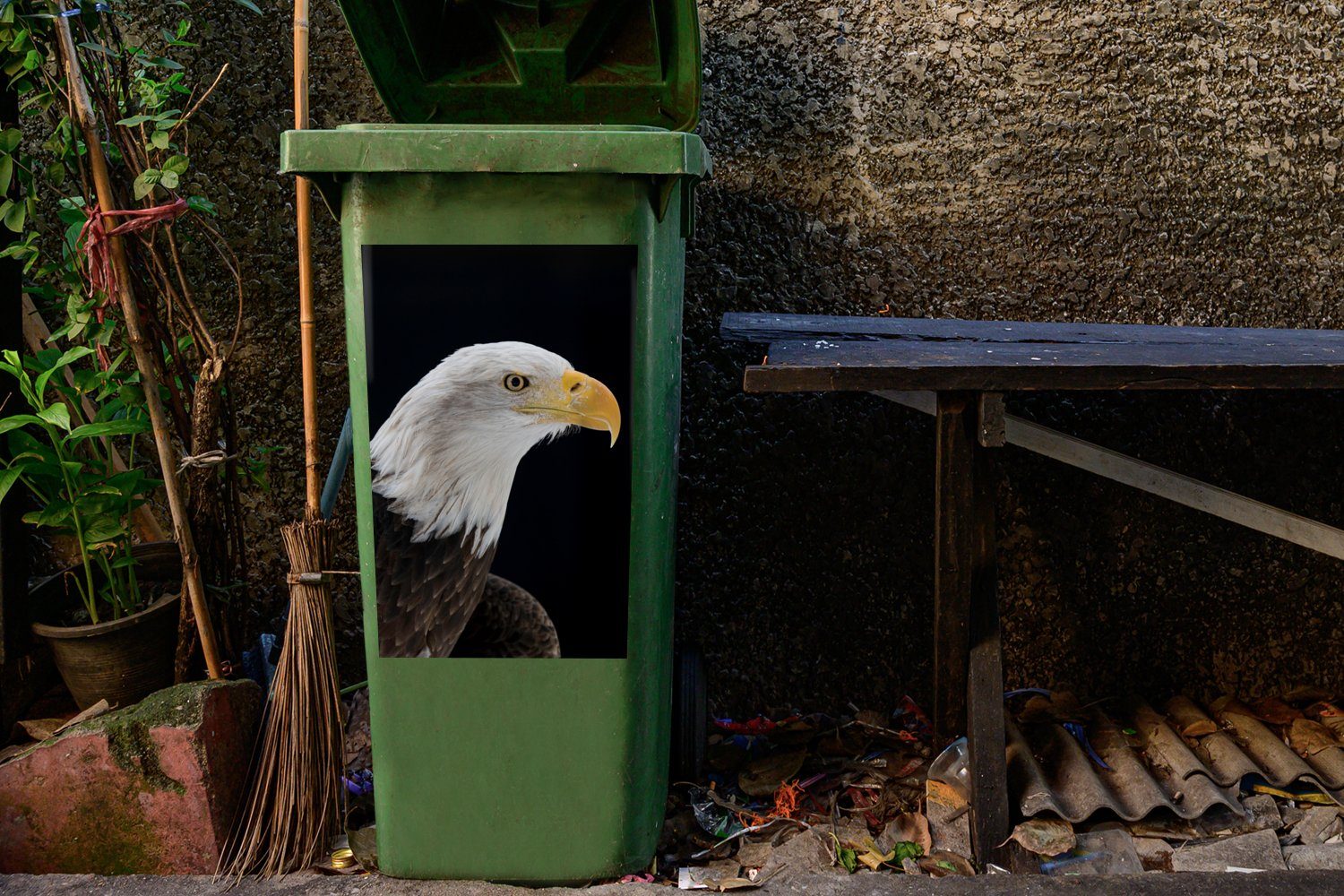 Mülltonne, Container, - MuchoWow Mülleimer-aufkleber, (1 - - Adler Sticker, Wandsticker Abfalbehälter St), Schwarz Vogel Schnabel