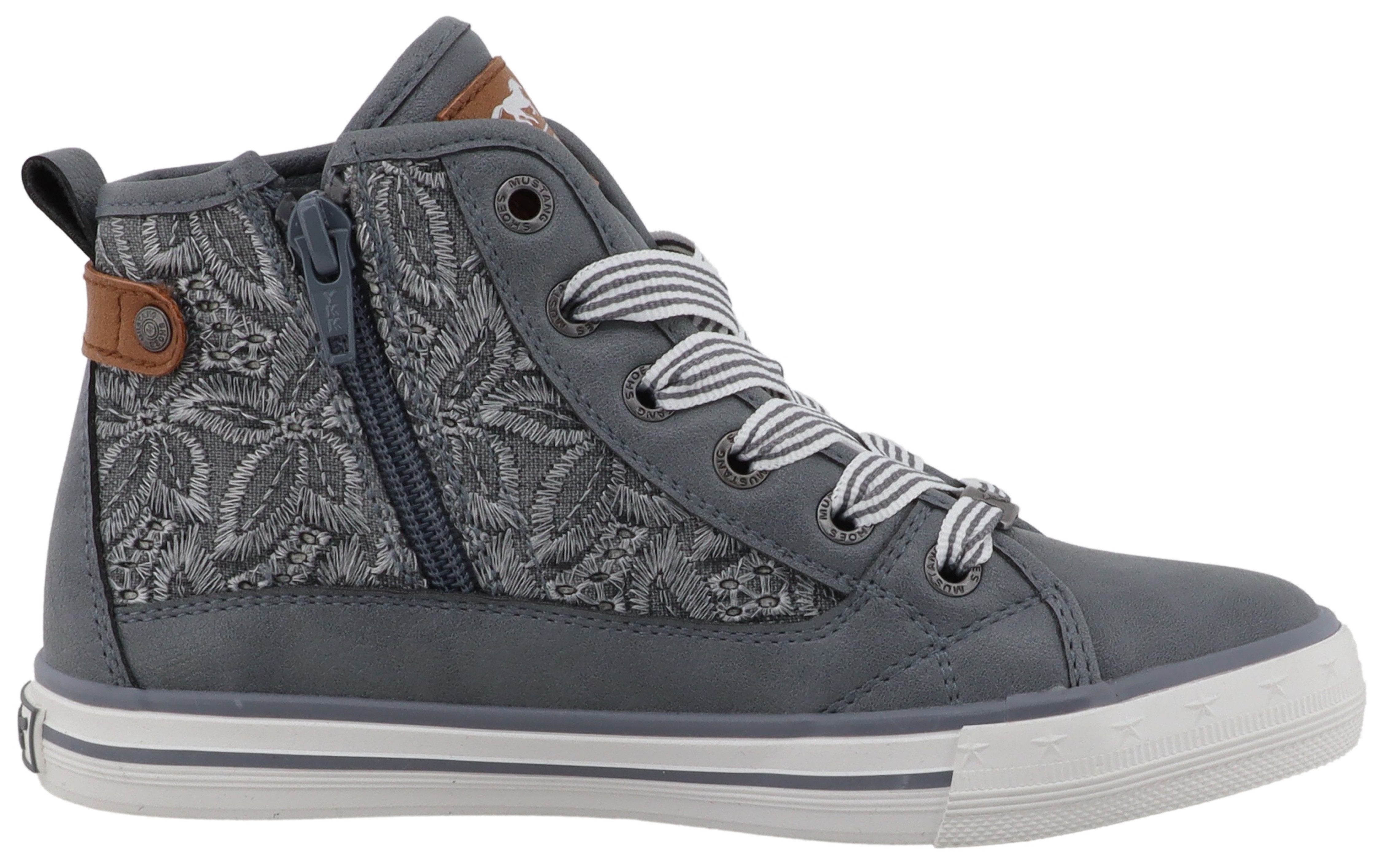 Mustang Shoes Gaspare Sneaker Schnürboots, Freizeitschuh mit hübscher Blüenstickerei – Bild 4 von 5