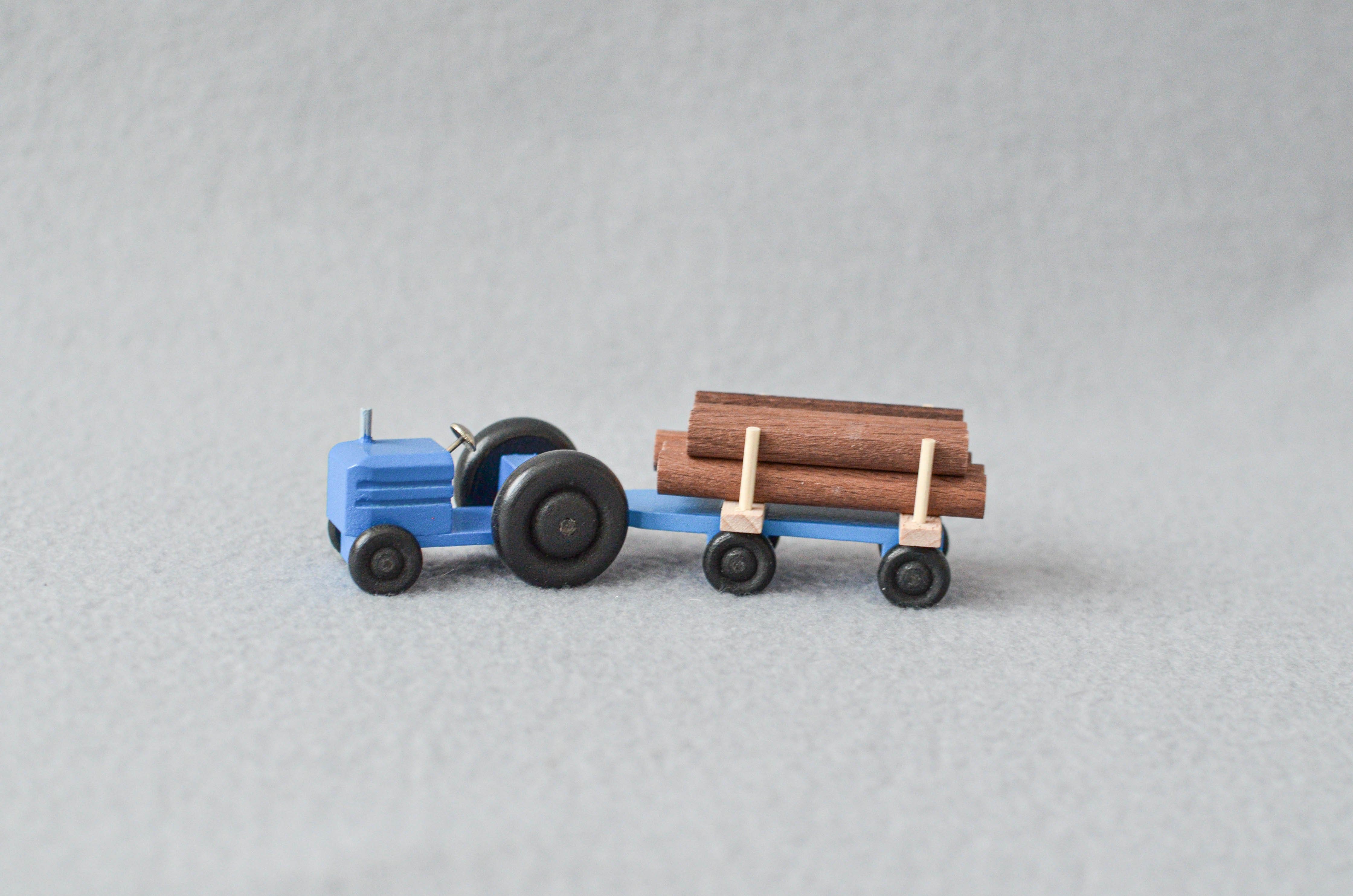 Spielzeug-Auto Holzspielzeug Traktor mit Rundholz HxBxT 3,5x7,5x3cm NEU, Mit Anhänger, mit Langholz