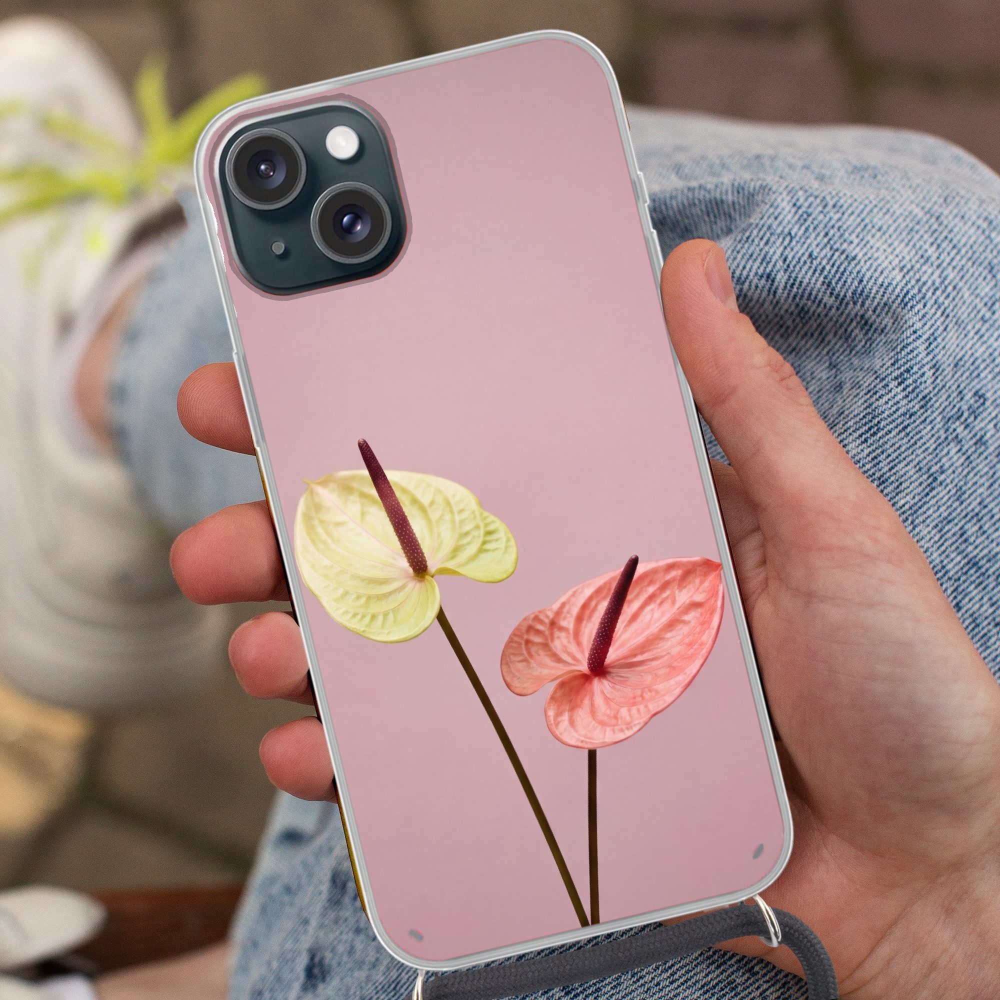 MuchoWow Handyhülle für Apple iPhone 15 Blumen - Anthurien - Gelb - Rosa, Tragbare Handyhüllen mit Kette zum umhängen, Handykette Handyband