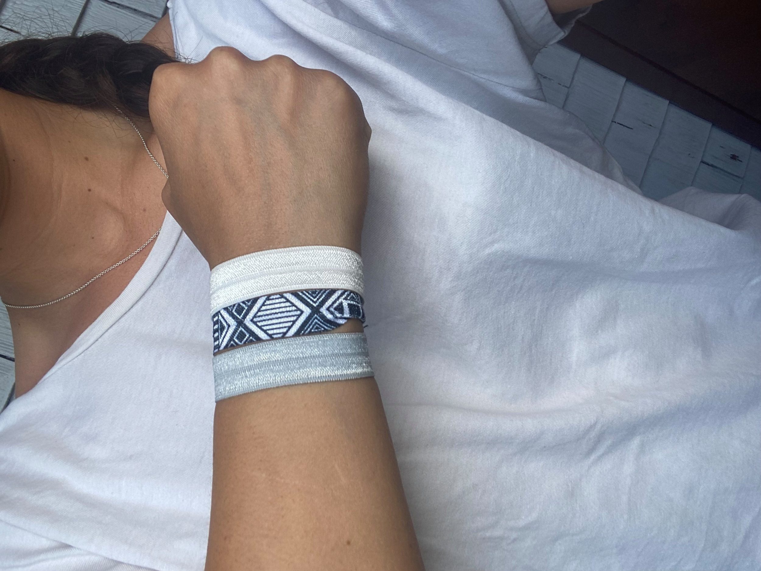 LK Trend & Style Zopfband elastisches Haarband oder Armband Haarschmuck, für die Festival Frisur, cooles Armband, Das Haarband läßt sich perfekt als Armband tragen. Sehr angesagt!