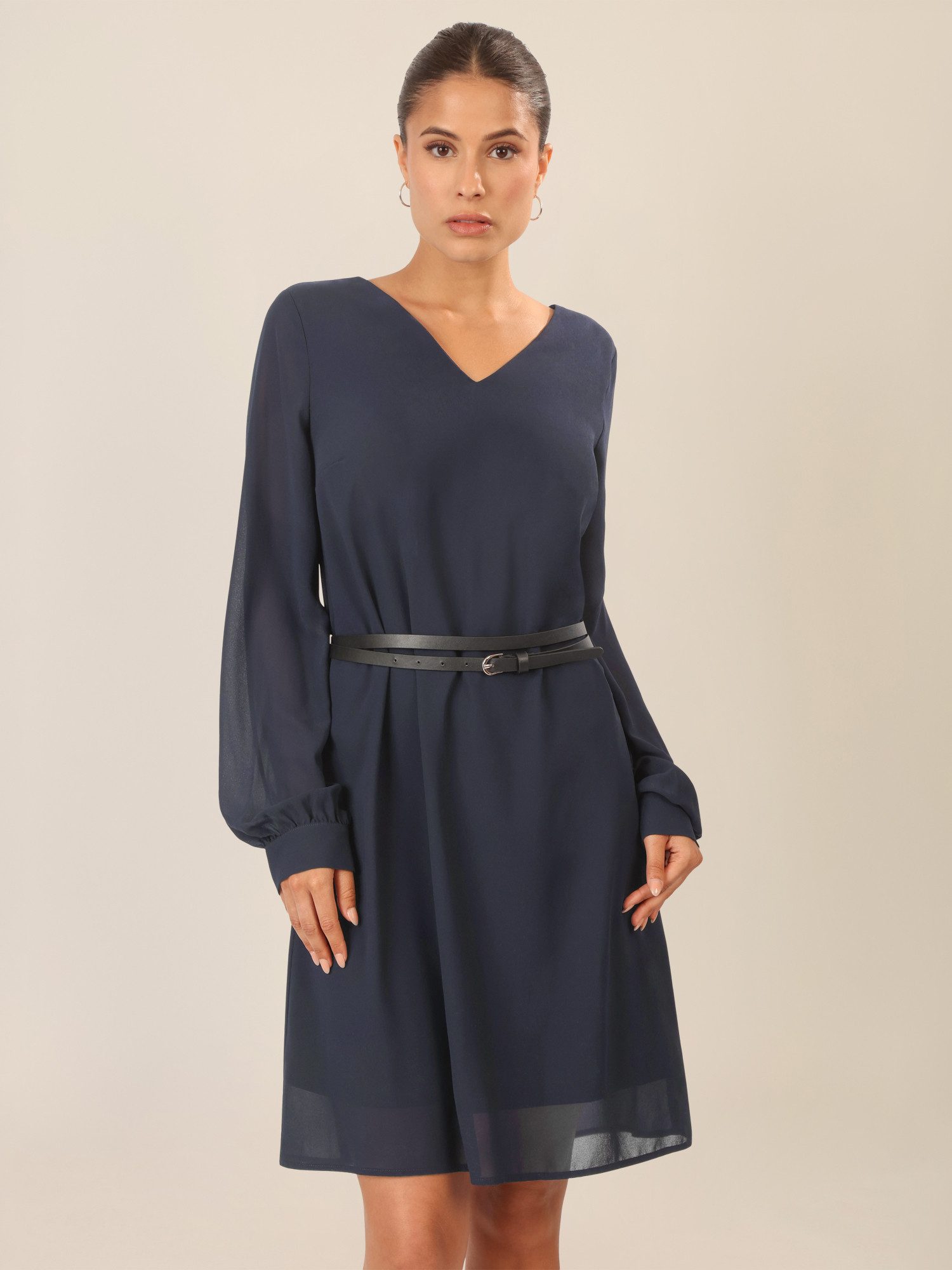 Apart Chiffonkleid mit Gürtel und V-Ausschnitt günstig online kaufen