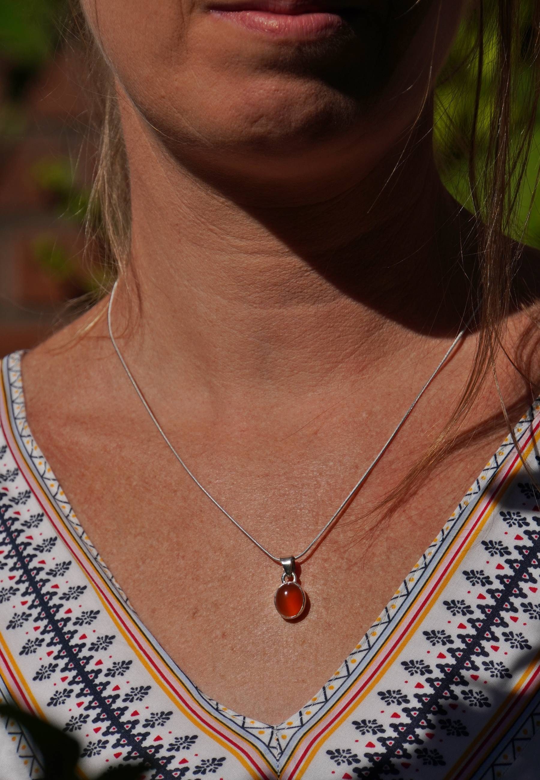 mantraroma Kette mit Anhänger SAMA oval aus 925 Silber mit Karneol (Kettenanhänger uns Kette), 925 Sterling Silber Ketten mit Kettenanhänger für Damen