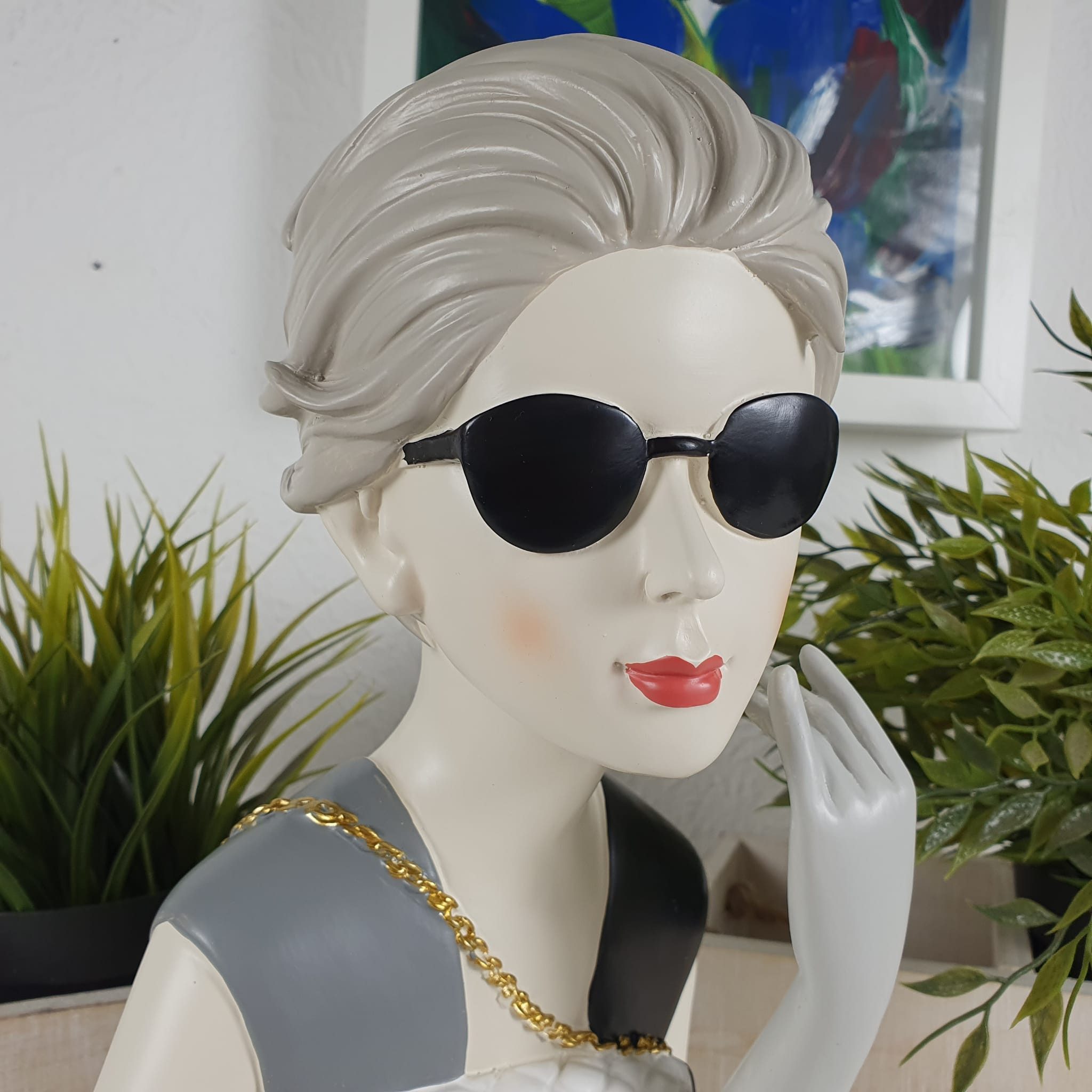 Aspinaworld Dekofigur Deko Frauenbüste mit Tasche und Sonnenbrille 29 cm