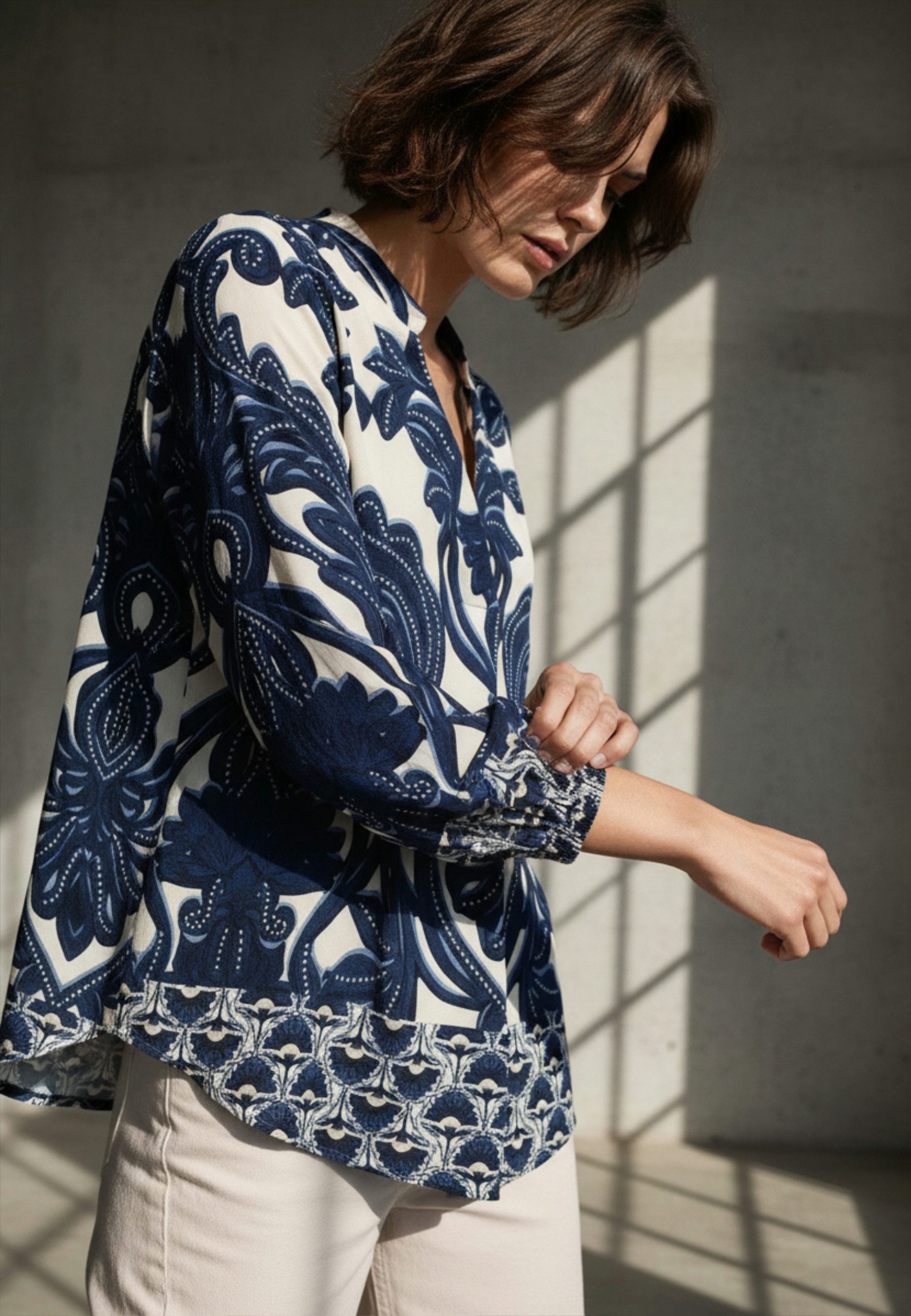 Andijamo-Fashion Schlupfbluse INDIGO FLOW Ausdrucksstarker Ornament-Print in Indigo