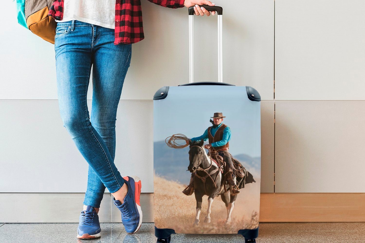 einem Cowboy Trolley, Pferd Ein MuchoWow Ferien, Reisekoffer für Rollen, grauen rollen, vor mit Handgepäckkoffer Reisetasche auf 4 Himmel, einem Handgepäck