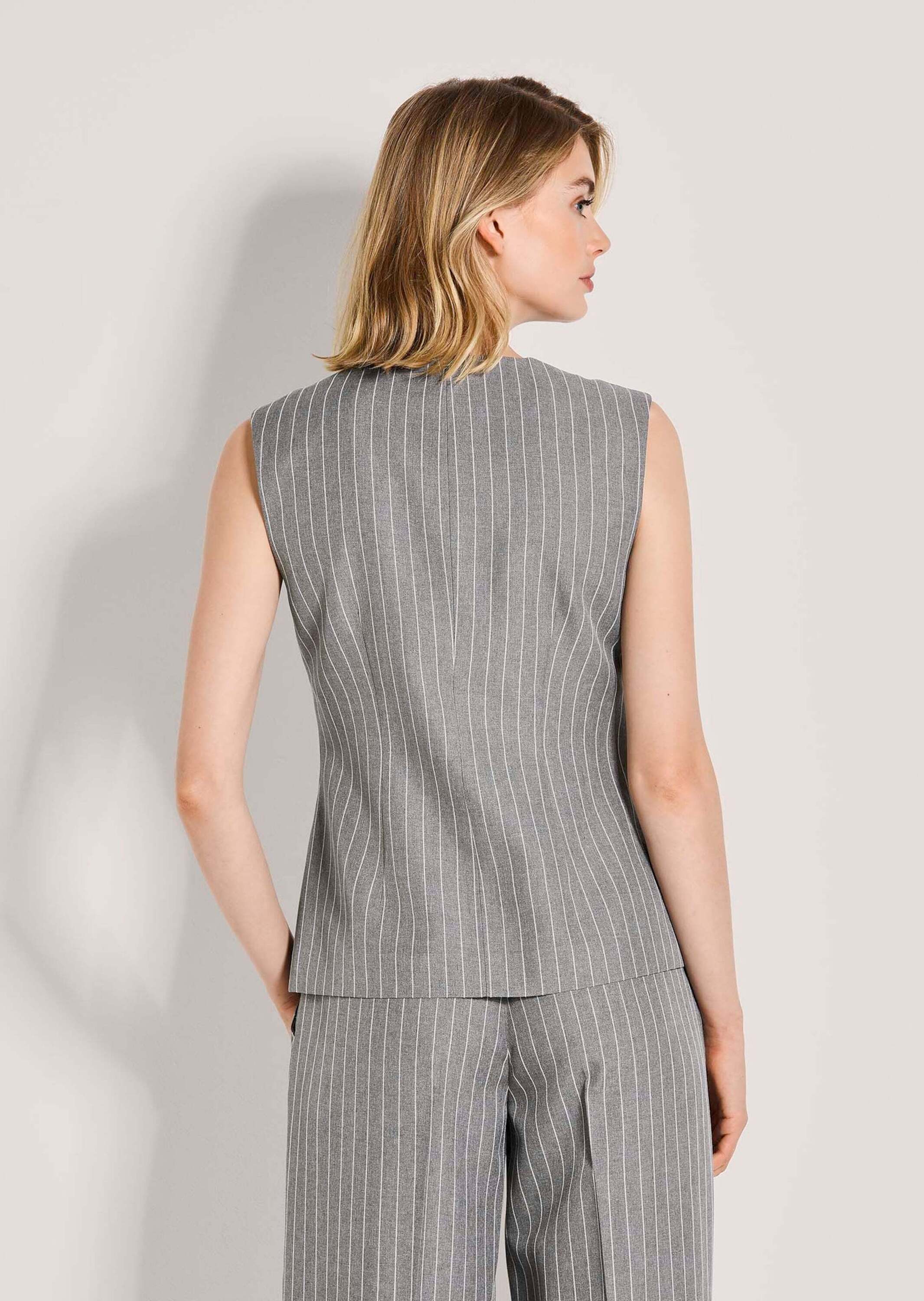 MADELEINE Kurzweste Elegante Nadelstreifen-Weste mit Knöpfen Kurz geschnitten mit feinen Streifen, V-Ausschnitt, leicht gefüttert